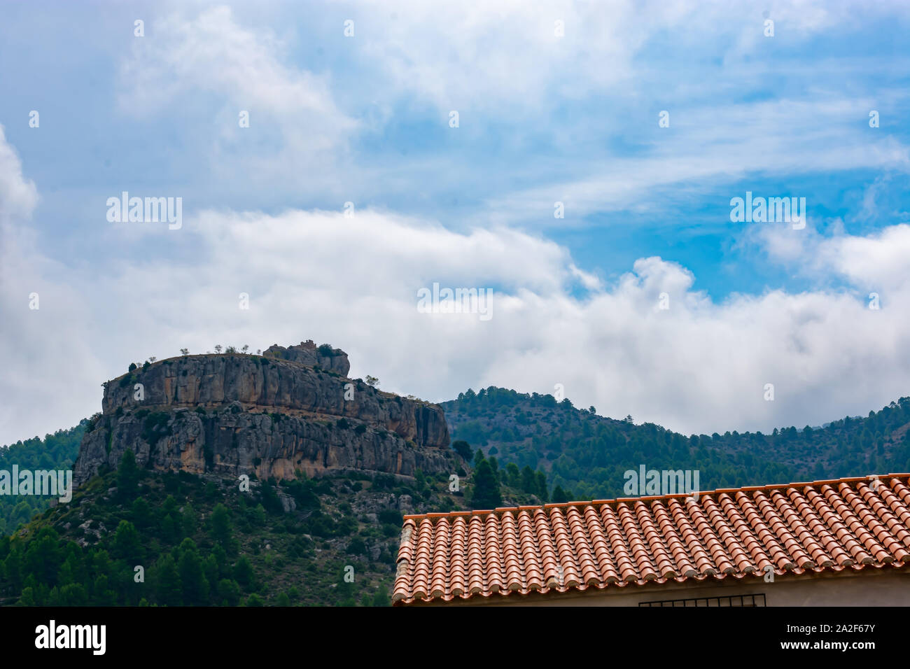Bewölktem Himmel des Dorfes Benizar, Moratalla (Spanien) Stockfoto