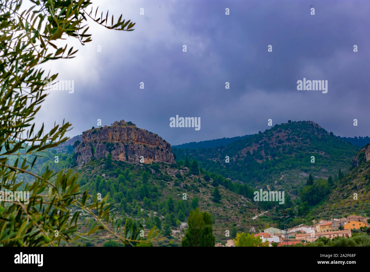 Bewölktem Himmel des Dorfes Benizar, Moratalla (Spanien) Stockfoto