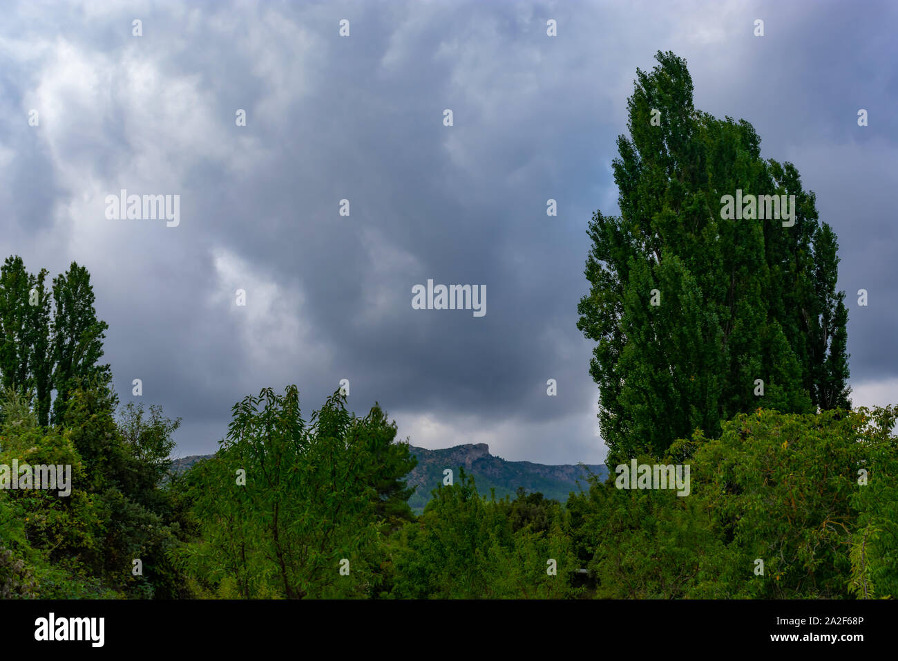Bewölktem Himmel des Dorfes Benizar, Moratalla (Spanien) Stockfoto