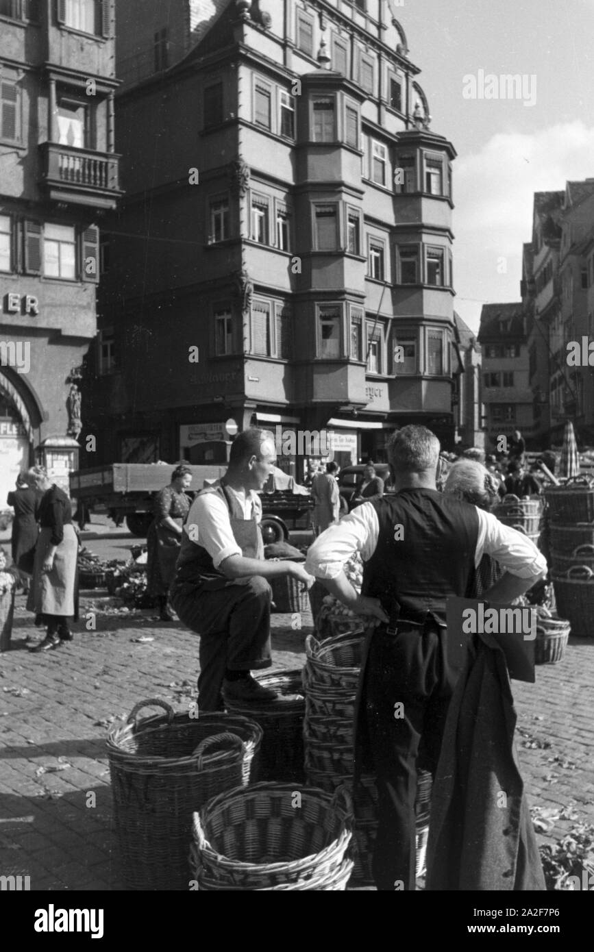 Verkäufer bei einem Gespräch mit dem Wochenmarkt auf dem Stuttgarter Marktplatz, Deutschland 1930er Jahre. Marketingspezialisten in einem Chat auf dem Wochenmarkt auf dem Marktplatz in Stuttgart, Deutschland 1930. Stockfoto