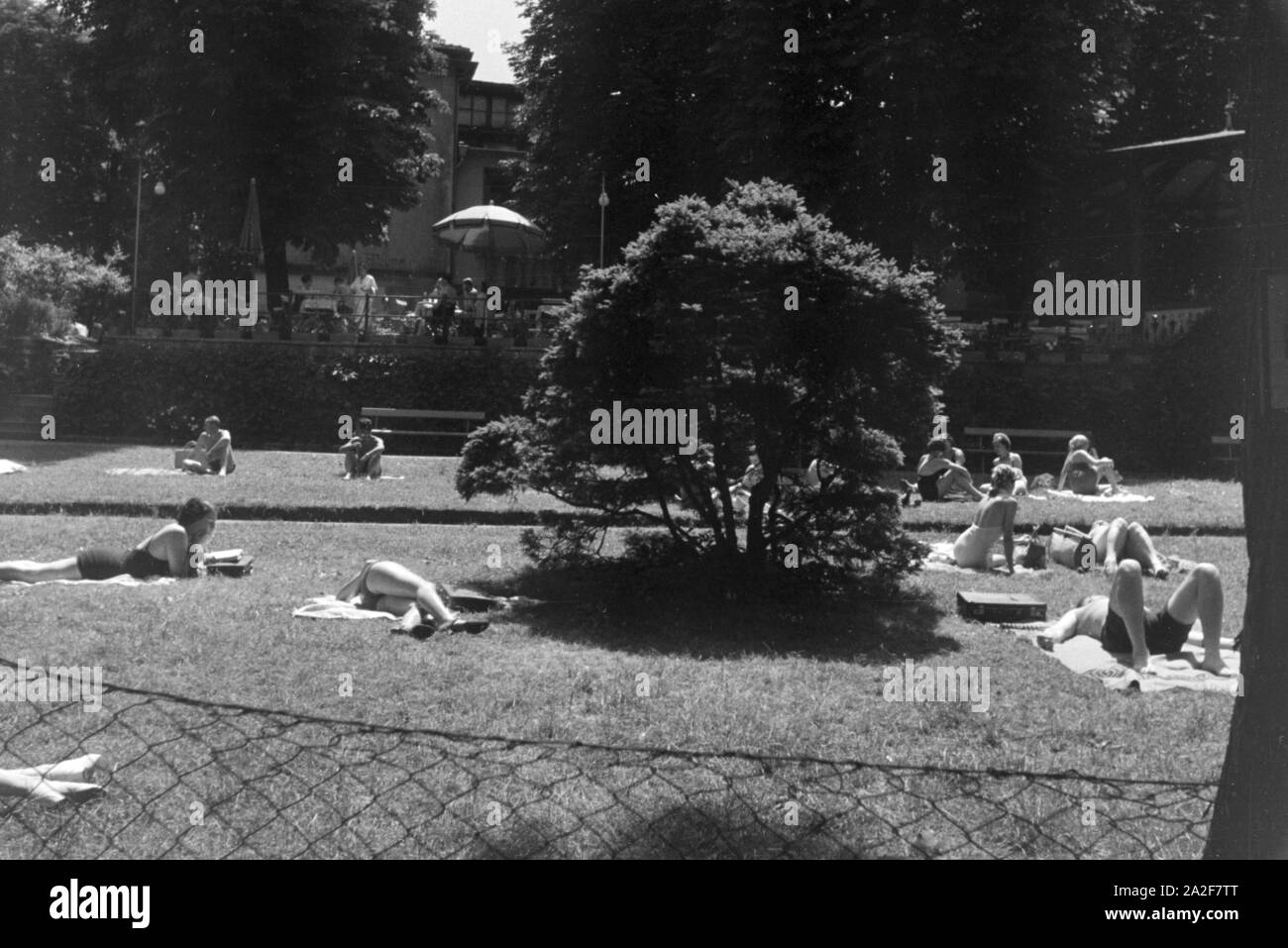 Badegäste in einem Stuttgarter Freibad, Deutschland 1930er Jahre. Badegäste in ein Open Air Bad in Stuttgart, Deutschland 1930. Stockfoto