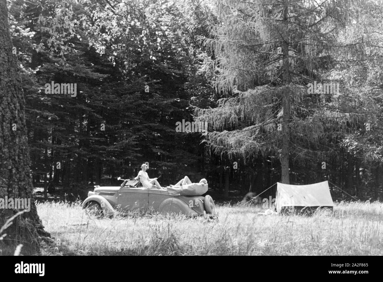 Ein Campingausflug mit dm Auto, Deutschland 1930er Jahre. Eine camping Reise mit dem Auto, Deutschland 1930. Stockfoto