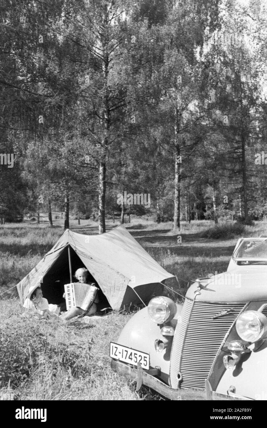 Ein Campingausflug mit dm Auto, Deutschland 1930er Jahre. Eine camping Reise mit dem Auto, Deutschland 1930. Stockfoto