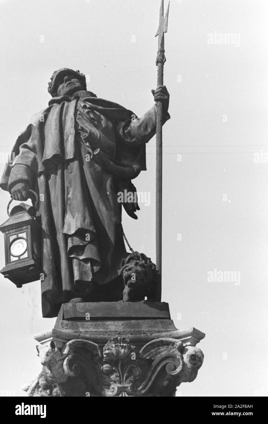 Der steinerne Nachtwächter mit dem Nachtwächterbrunnen in Stuttgart, Deutschland, 1930er Jahre. Der Stein Nachtwächter auf dem Nachtwächterbrunnen (Spritzschutz Brunnen) in Stuttgart, Deutschland 1930. Stockfoto