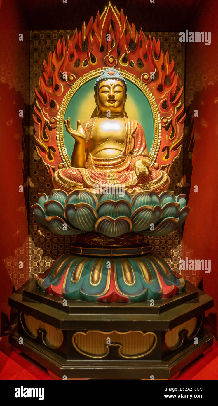 Singapur - März 22, 2019: Buddha Zahns Tempel in Chinatown. Nahaufnahme, Überwindung der Angst Buddha Statue sitzend auf Green Lotus mit Handzeichen Stockfoto