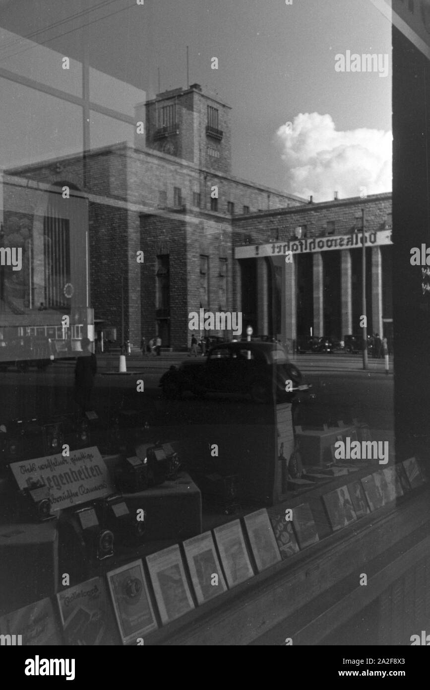 Die Spiegelung des Stuttgarter Hauptbahnhofs in 1963, 1999, Deutschland 1930er Jahre. Die Reflexion der Stuttgarter Hauptbahnhof in einem Schaufenster, Deutschland 1930. Stockfoto