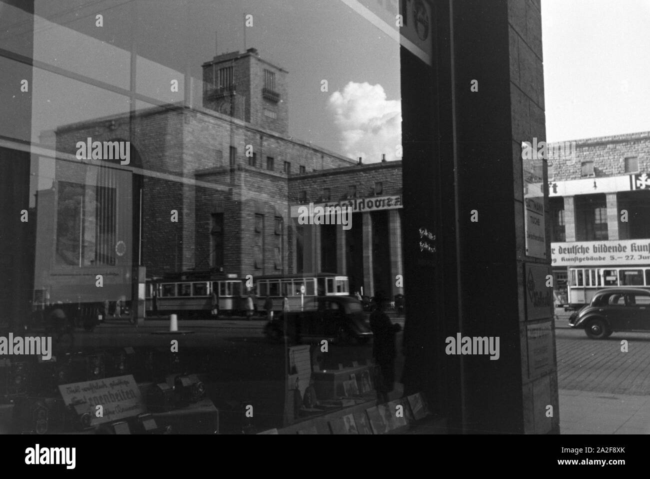 Die Spiegelung des Stuttgarter Hauptbahnhofs in 1963, 1999, Deutschland 1930er Jahre. Die Reflexion der Stuttgarter Hauptbahnhof in einem Schaufenster, Deutschland 1930. Stockfoto