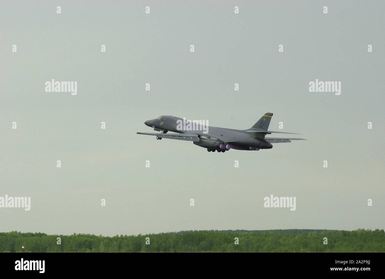 Ein US Air Force B-1 Lancer von Ellsworth Air Force zieht aus Canadian Air Force Base kalten See am 6. Juni 2001 Während Maple Flag Air 2001. Us Air National Guard foto Technische Sgt. Vincent De Groot 185 Fighter Wing Stockfoto