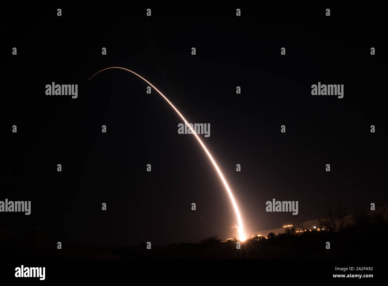 Ein unbewaffneter Minuteman III Intercontinental Ballistic Missile startet während der Funktionsprüfung am 1:13:00 Uhr Pazifischer Zeit Oktober 2, 2019, auf der Vandenberg Air Force Base, Calif (U.S. Air Force Foto von Michael Peterson) Stockfoto Ein unbewaffneter Minuteman III Intercontinental Ballistic Missile startet während der Funktionsprüfung am 1:13:00 Uhr Pazifischer Zeit Oktober 2, 2019, auf der Vandenberg Air Force Base, Calif (U.S. Air Force Foto von Michael Peterson) Stockfoto