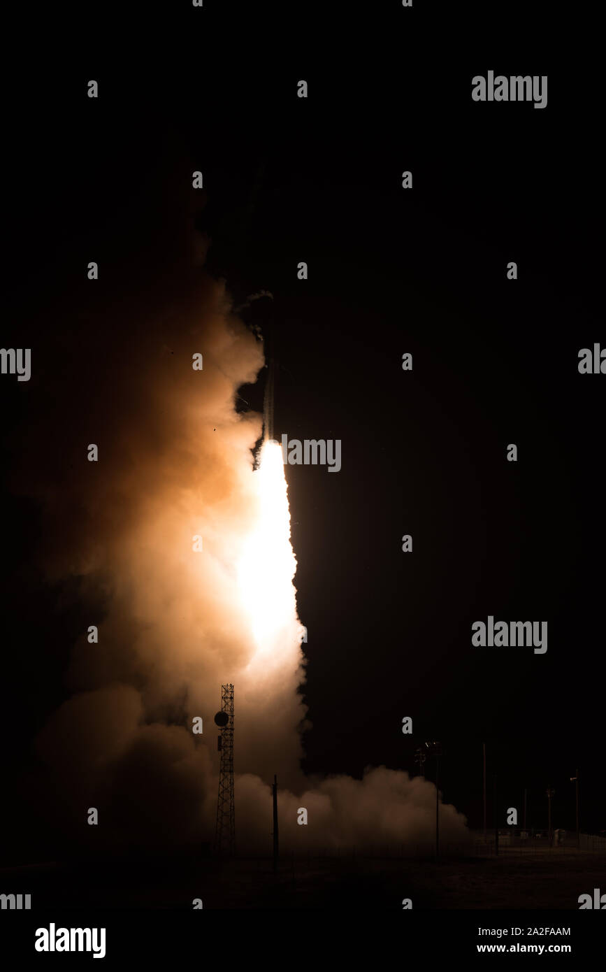Ein unbewaffneter Minuteman III Intercontinental Ballistic Missile startet während der Funktionsprüfung am 1:13:00 Uhr Pazifischer Zeit Oktober 2, 2019, auf der Vandenberg Air Force Base, Calif (U.S. Air Force Foto von Michael Peterson) Stockfoto Ein unbewaffneter Minuteman III Intercontinental Ballistic Missile startet während der Funktionsprüfung am 1:13:00 Uhr Pazifischer Zeit Oktober 2, 2019, auf der Vandenberg Air Force Base, Calif (U.S. Air Force Foto von Michael Peterson) Stockfoto
