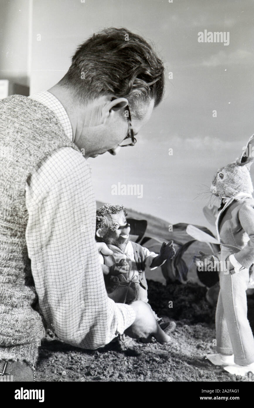 Filmaufnahmen mit dem Satz vom Puppenfilm "Der Wettlauf zwischen dem Hasen und dem Igel mit der Figur Mecki, unter der Produktion und Leitung der Gebrüder Diehl, Deutschland 1930er Jahre. Die Dreharbeiten zu dem Satz der Marionette Film Der Hase und der Igel mit der Charakter Mecki, produziert und durch die Diehl Brüder geleitet, Deutschland 1930. Stockfoto