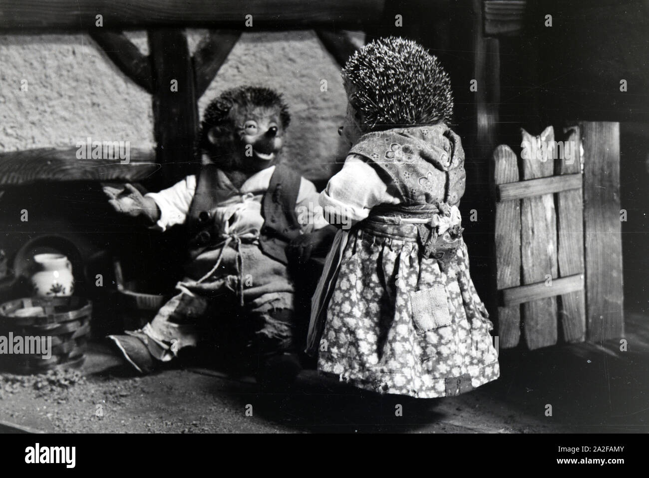 Filmaufnahmen mit dem Satz vom Puppenfilm "Der Wettlauf zwischen dem Hasen und dem Igel mit der Figur Mecki, unter der Produktion und Leitung der Gebrüder Diehl, Deutschland 1930er Jahre. Die Dreharbeiten zu dem Satz der Marionette Film Der Wettlauf zwischen dem Hasen und dem Igel mit dem Charakter Mecki, produziert und durch die Diehl Brüder geleitet, Deutschland 1930. Stockfoto