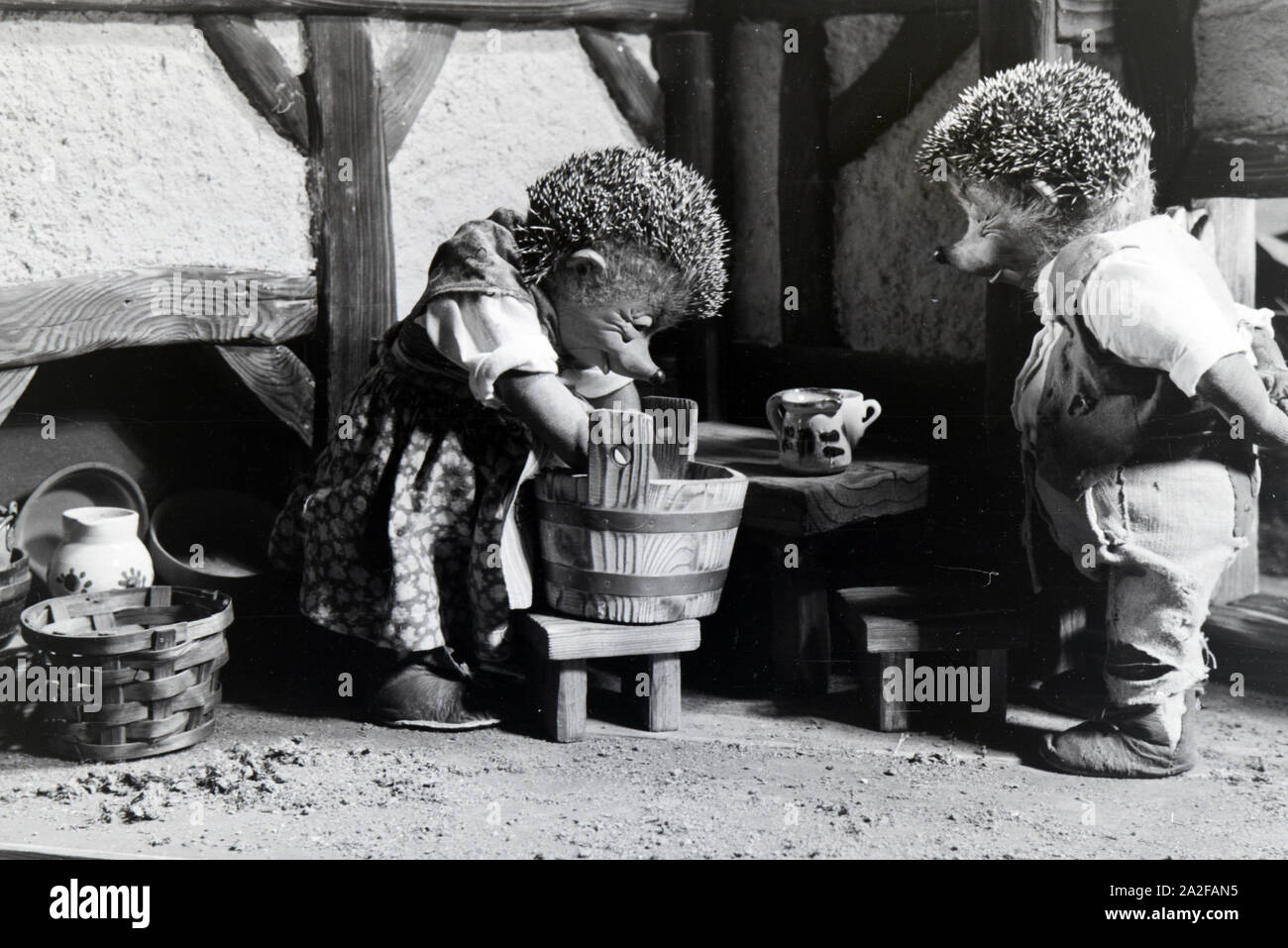 Filmaufnahmen mit dem Satz vom Puppenfilm "Der Wettlauf zwischen dem Hasen und dem Igel mit der Figur Mecki, unter der Produktion und Leitung der Gebrüder Diehl, Deutschland 1930er Jahre. Die Dreharbeiten zu dem Satz der Marionette Film Der Wettlauf zwischen dem Hasen und dem Igel mit dem Charakter Mecki, produziert und durch die Diehl Brüder geleitet, Deutschland 1930. Stockfoto