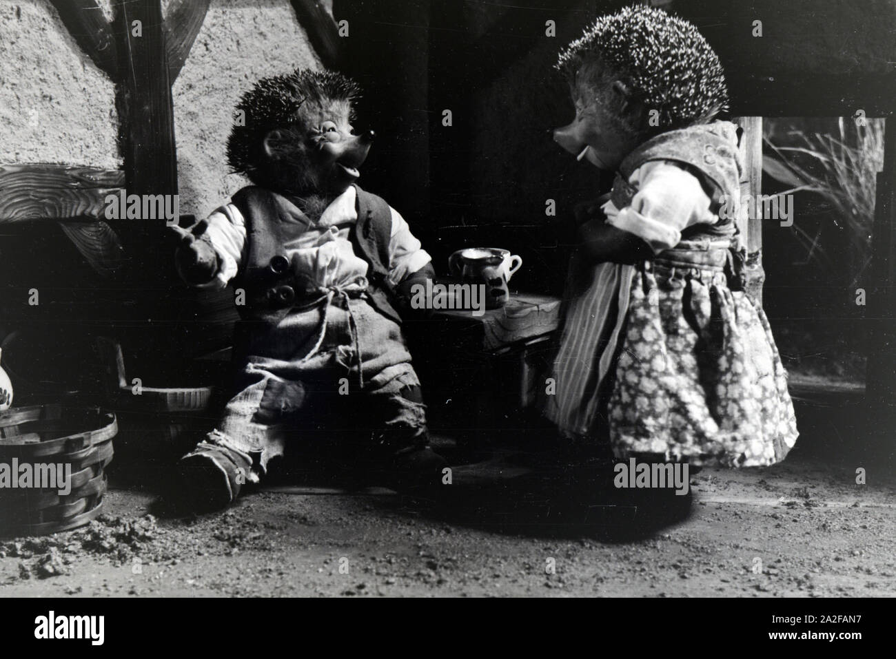 Filmaufnahmen mit dem Satz vom Puppenfilm "Der Wettlauf zwischen dem Hasen und dem Igel mit der Figur Mecki, unter der Produktion und Leitung der Gebrüder Diehl, Deutschland 1930er Jahre. Die Dreharbeiten zu dem Satz der Marionette Film Der Wettlauf zwischen dem Hasen und dem Igel mit dem Charakter Mecki, produziert und durch die Diehl Brüder geleitet, Deutschland 1930. Stockfoto