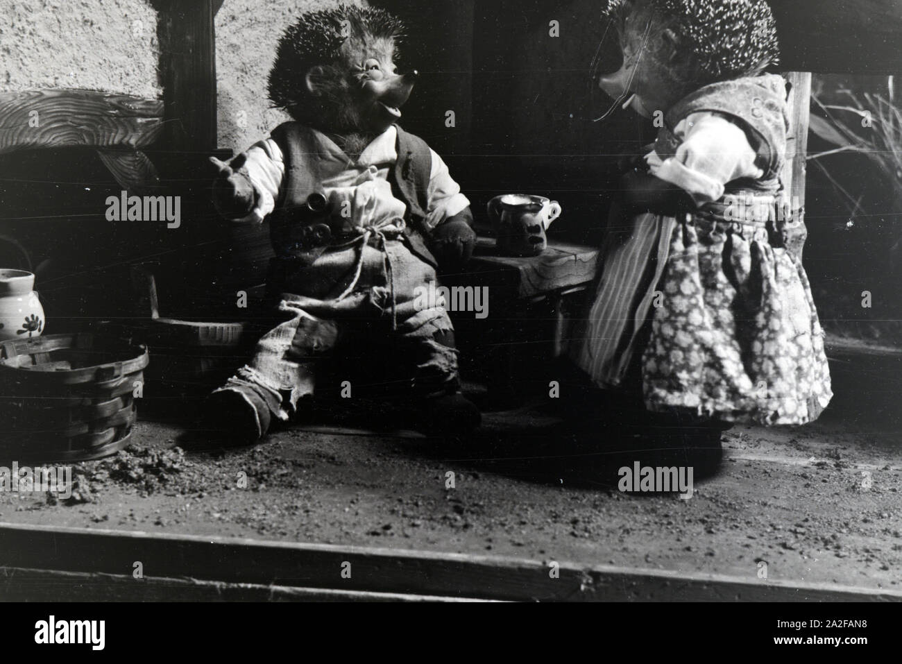 Filmaufnahmen mit dem Satz vom Puppenfilm "Der Wettlauf zwischen dem Hasen und dem Igel mit der Figur Mecki, unter der Produktion und Leitung der Gebrüder Diehl, Deutschland 1930er Jahre. Die Dreharbeiten zu dem Satz der Marionette Film Der Wettlauf zwischen dem Hasen und dem Igel mit dem Charakter Mecki, produziert und durch die Diehl Brüder geleitet, Deutschland 1930. Stockfoto