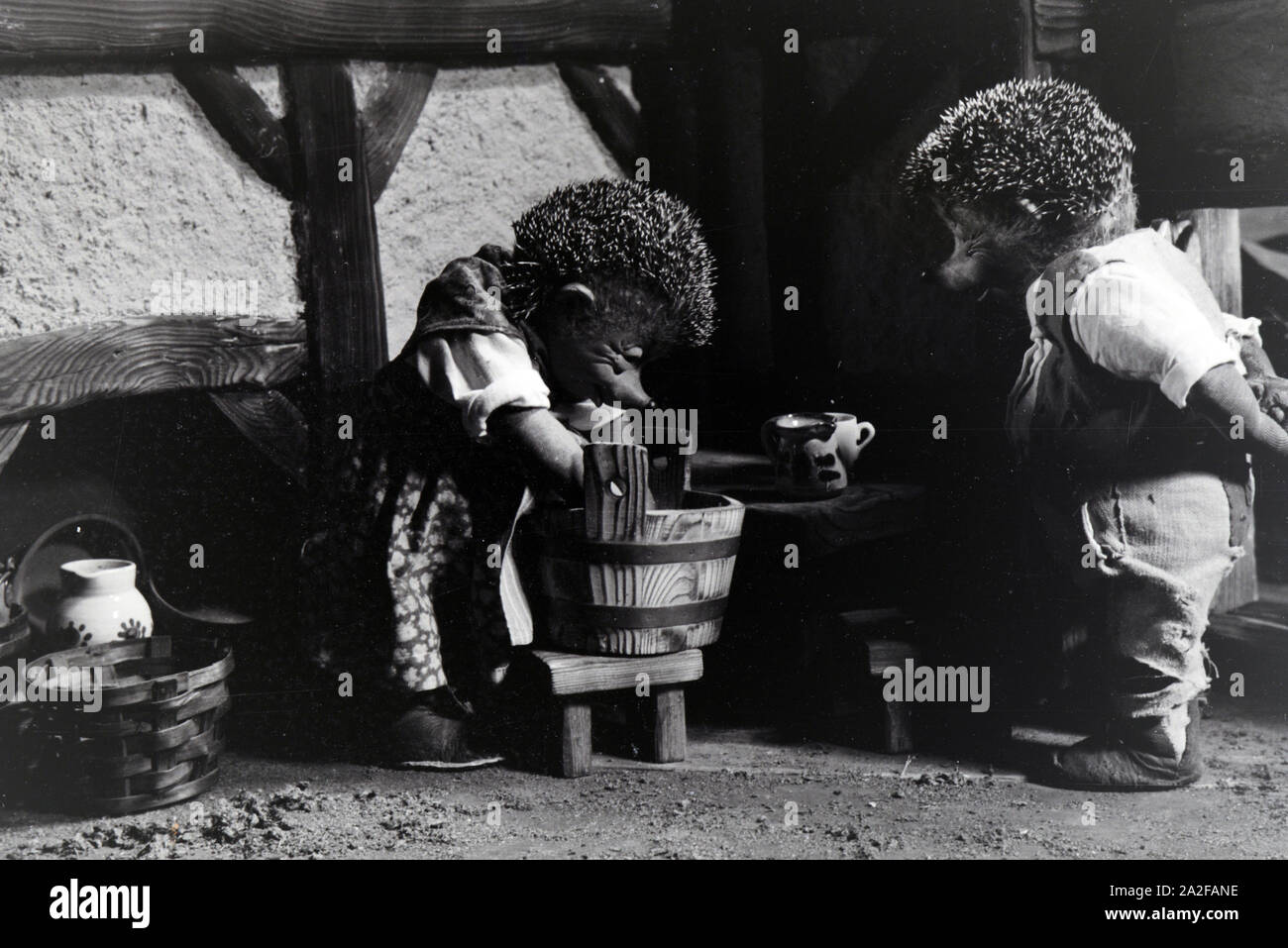 Filmaufnahmen mit dem Satz vom Puppenfilm "Der Wettlauf zwischen dem Hasen und dem Igel mit der Figur Mecki, unter der Produktion und Leitung der Gebrüder Diehl, Deutschland 1930er Jahre. Die Dreharbeiten zu dem Satz der Marionette Film Der Wettlauf zwischen dem Hasen und dem Igel mit dem Charakter Mecki, produziert und durch die Diehl Brüder geleitet, Deutschland 1930. Stockfoto