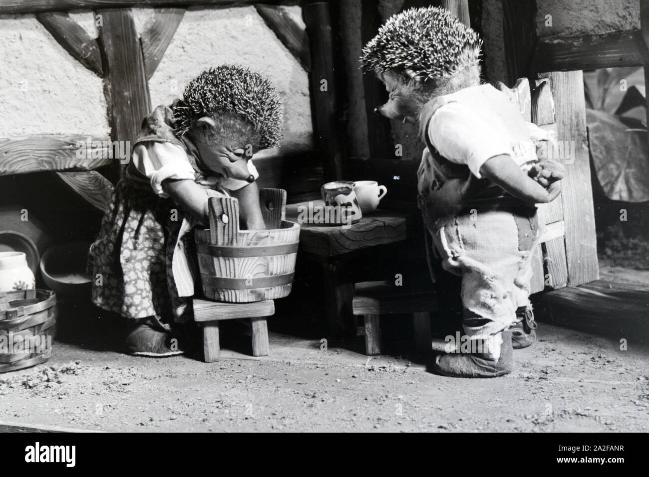 Filmaufnahmen mit dem Satz vom Puppenfilm "Der Wettlauf zwischen dem Hasen und dem Igel mit der Figur Mecki, unter der Produktion und Leitung der Gebrüder Diehl, Deutschland 1930er Jahre. Die Dreharbeiten zu dem Satz der Marionette Film Der Wettlauf zwischen dem Hasen und dem Igel mit dem Charakter Mecki, produziert und durch die Diehl Brüder geleitet, Deutschland 1930. Stockfoto