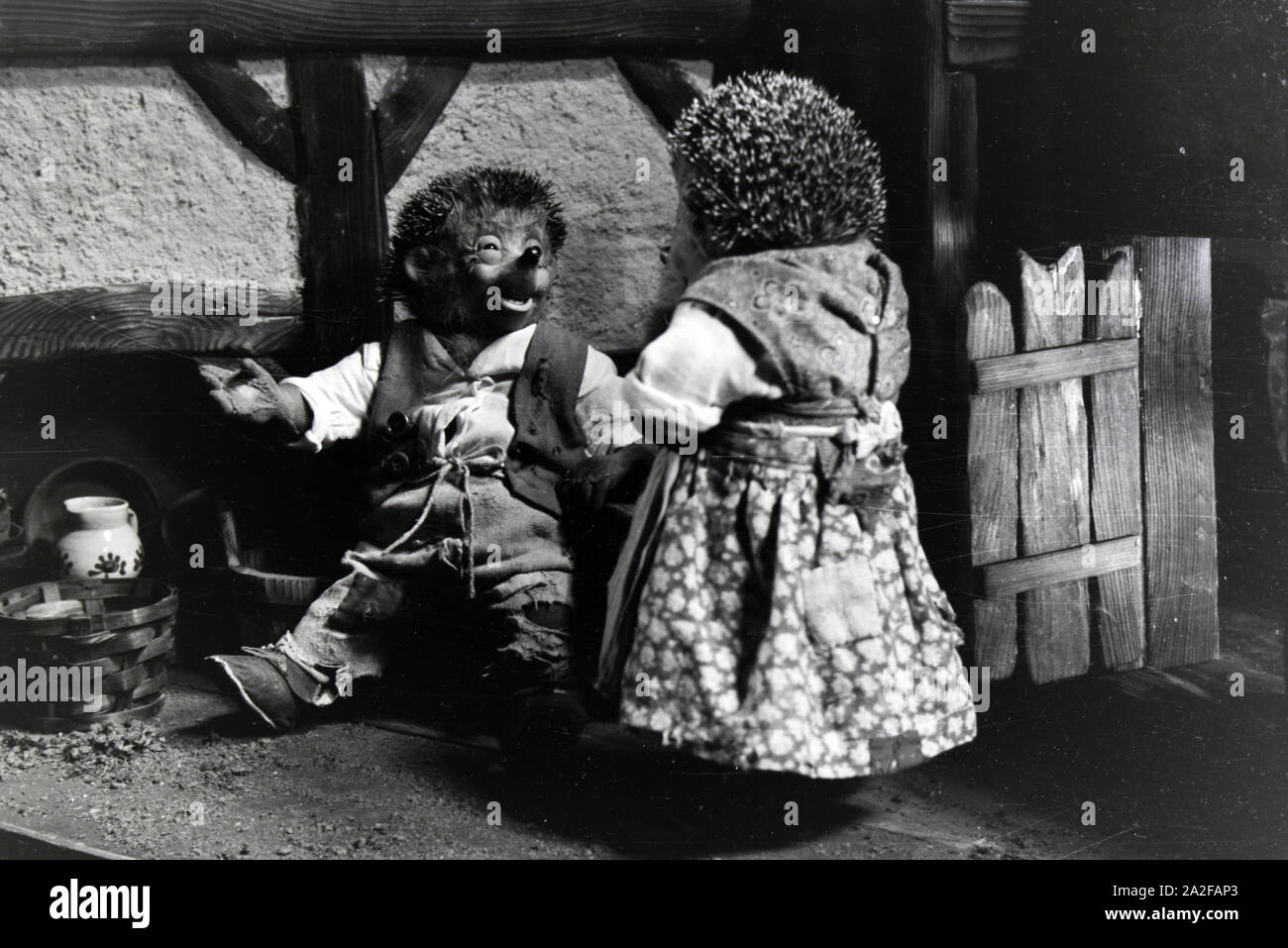 Filmaufnahmen mit dem Satz vom Puppenfilm "Der Wettlauf zwischen dem Hasen und dem Igel mit der Figur Mecki, unter der Produktion und Leitung der Gebrüder Diehl, Deutschland 1930er Jahre. Die Dreharbeiten zu dem Satz der Marionette Film Der Wettlauf zwischen dem Hasen und dem Igel mit dem Charakter Mecki, produziert und durch die Diehl Brüder geleitet, Deutschland 1930. Stockfoto