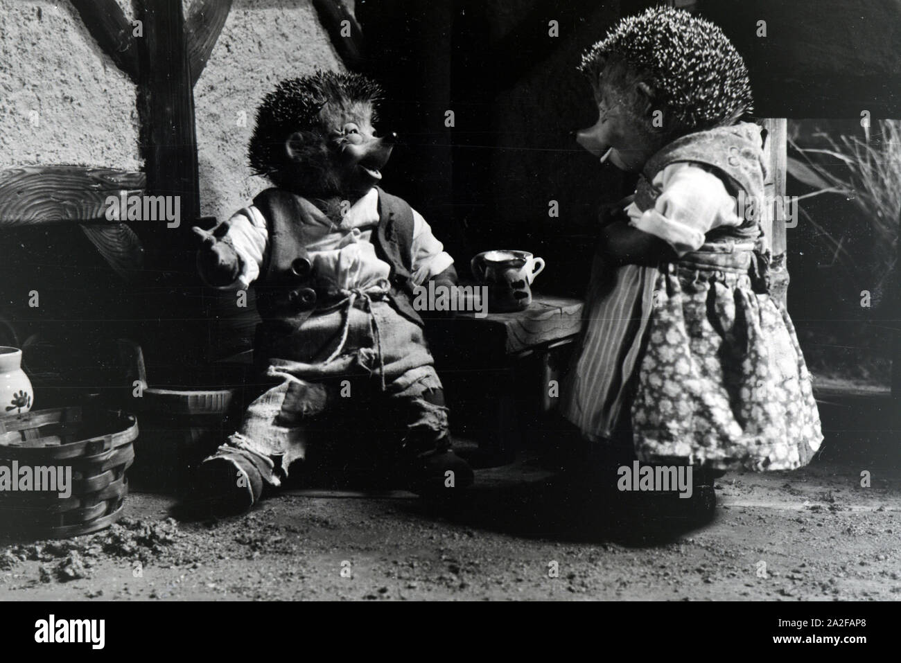 Filmaufnahmen mit dem Satz vom Puppenfilm "Der Wettlauf zwischen dem Hasen und dem Igel mit der Figur Mecki, unter der Produktion und Leitung der Gebrüder Diehl, Deutschland 1930er Jahre. Die Dreharbeiten zu dem Satz der Marionette Film Der Wettlauf zwischen dem Hasen und dem Igel mit dem Charakter Mecki, produziert und durch die Diehl Brüder geleitet, Deutschland 1930. Stockfoto