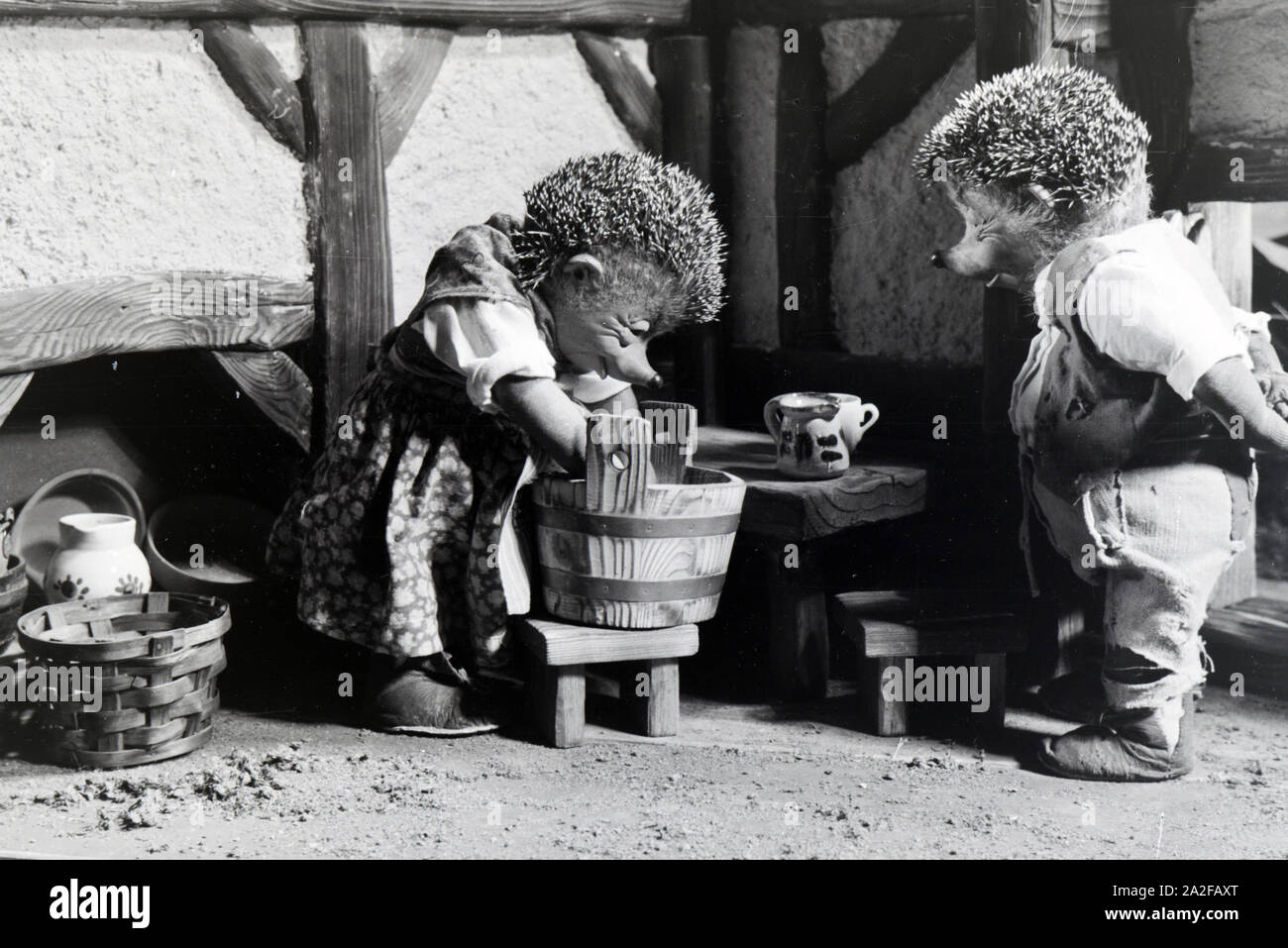 Filmaufnahmen mit dem Satz vom Puppenfilm "Der Wettlauf zwischen dem Hasen und dem Igel mit der Figur Mecki, unter der Produktion und Leitung der Gebrüder Diehl, Deutschland 1930er Jahre. Die Dreharbeiten zu dem Satz der Marionette Film Der Wettlauf zwischen dem Hasen und dem Igel mit dem Charakter Mecki, produziert und durch die Diehl Brüder geleitet, Deutschland 1930. Stockfoto