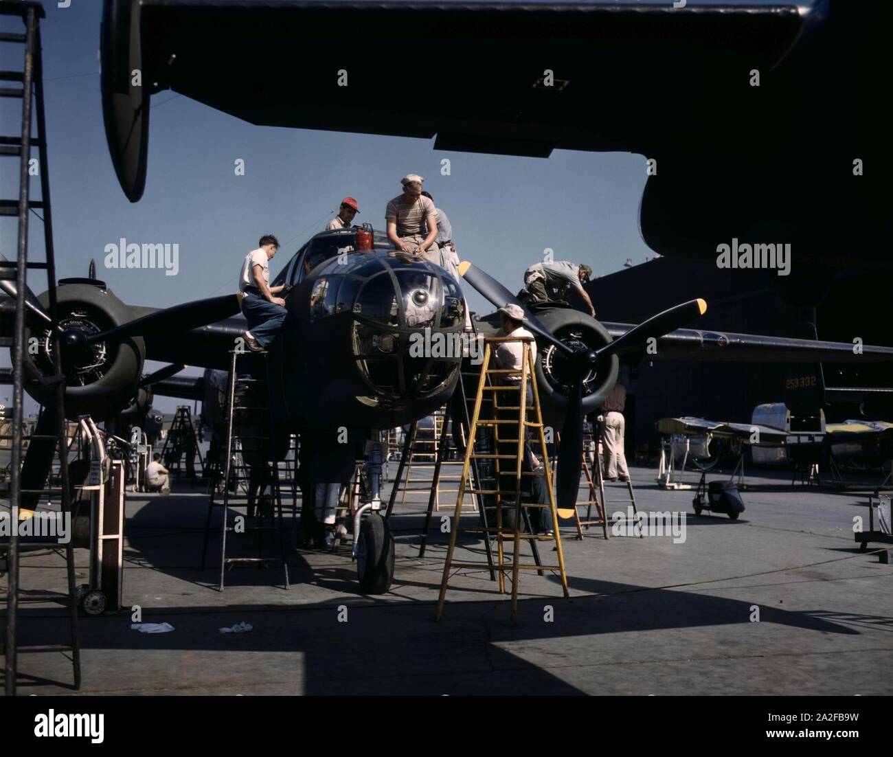 Die Mitarbeiter an der North American's Werk den letzten Schliff an einem anderen B-25 Bomber. Stockfoto