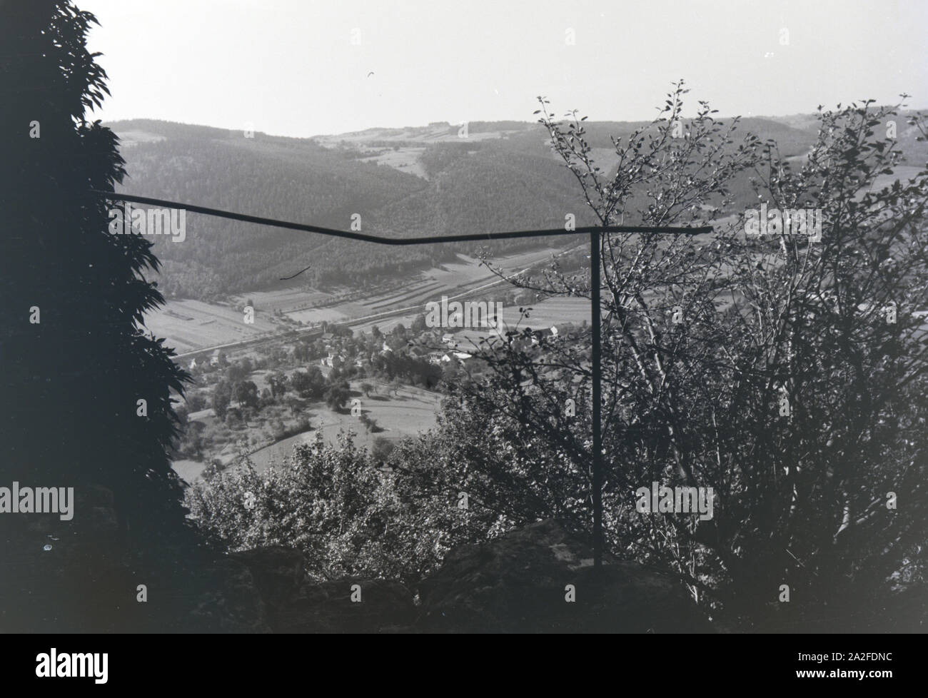 Die Aussicht auf das Schwarzatal, Deutschland 1930erJahre. Der Blick über die Schwarza Valley, Deutschland 1930. Stockfoto