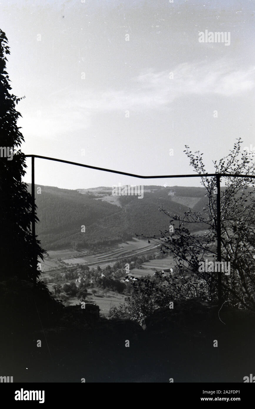 Die Aussicht auf das Schwarzatal, Deutschland 1930erJahre. Der Blick über die Schwarza Valley, Deutschland 1930. Stockfoto