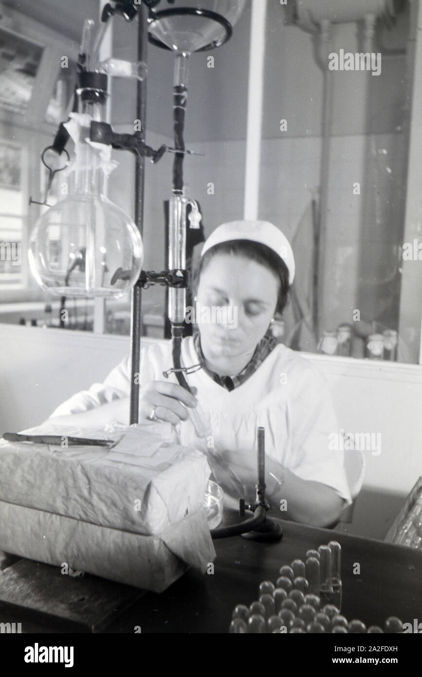 Eine Laborantin fertigt in Arbeit der Behringwerke Proben eines Medikaments ein, Marburg, Deutschland 1930er Jahre. Eine Lab Assistant ist die Einnahme von Medikamenten Proben im Labor der Behringwerke, Marburg, Deutschland 1930. Stockfoto