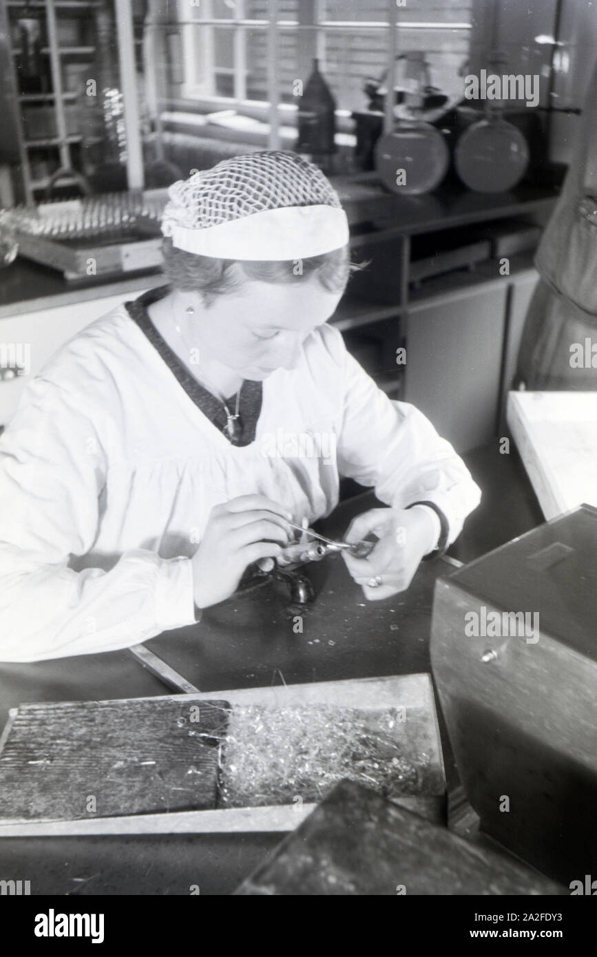 Eine Laborantin füllt in einem Arbeitsmarkt der Behringwerke Medikamente ab, Marburg, Deutschland 1930er Jahre. Eine Lab Assistant füllt sich Medikamente in das Labor der Behringwerke, Marburg, Deutschland 1930. Stockfoto