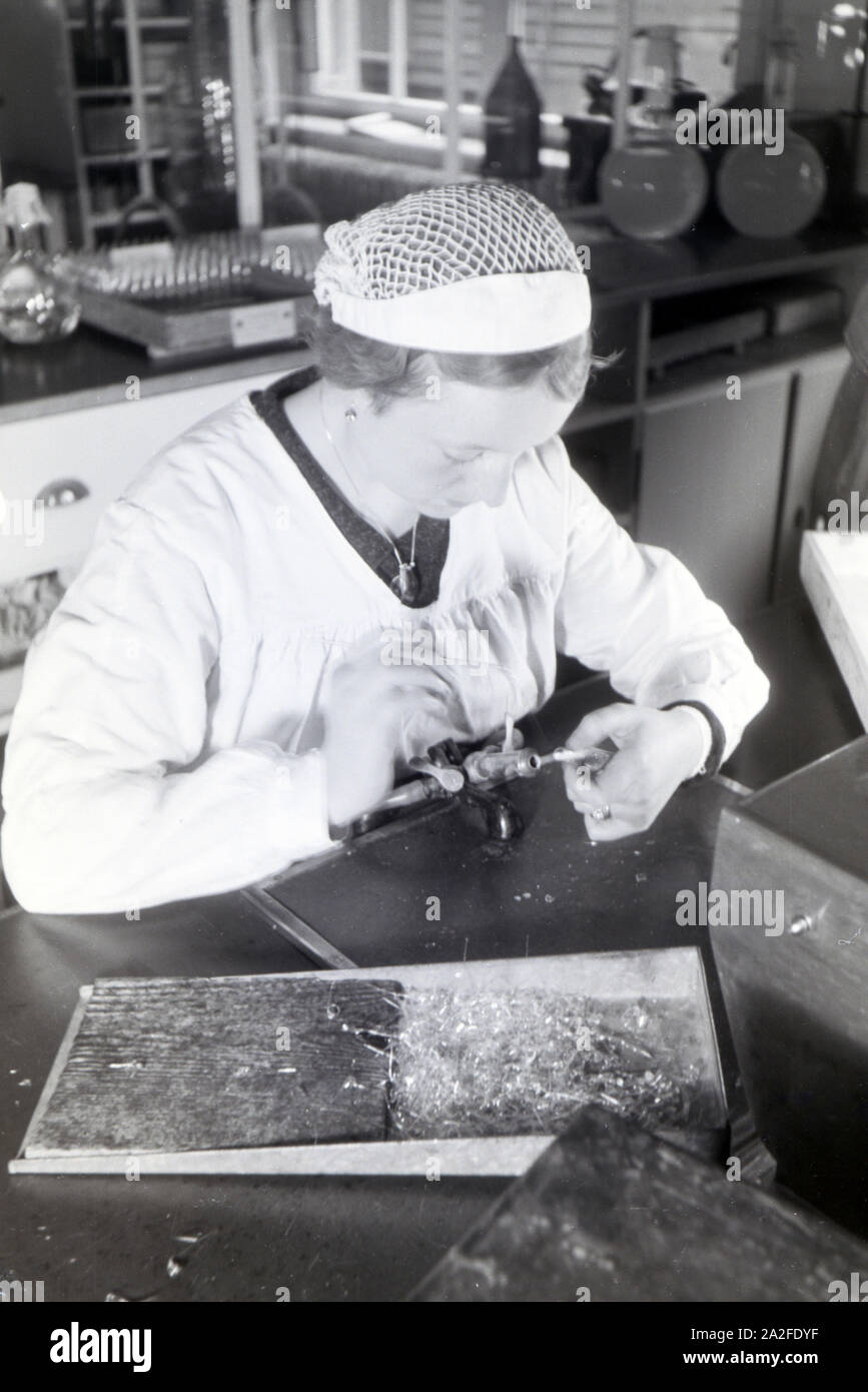 Eine Laborantin füllt in einem Arbeitsmarkt der Behringwerke Medikamente ab, Marburg, Deutschland 1930er Jahre. Eine Lab Assistant füllt sich Medikamente in das Labor der Behringwerke, Marburg, Deutschland 1930. Stockfoto