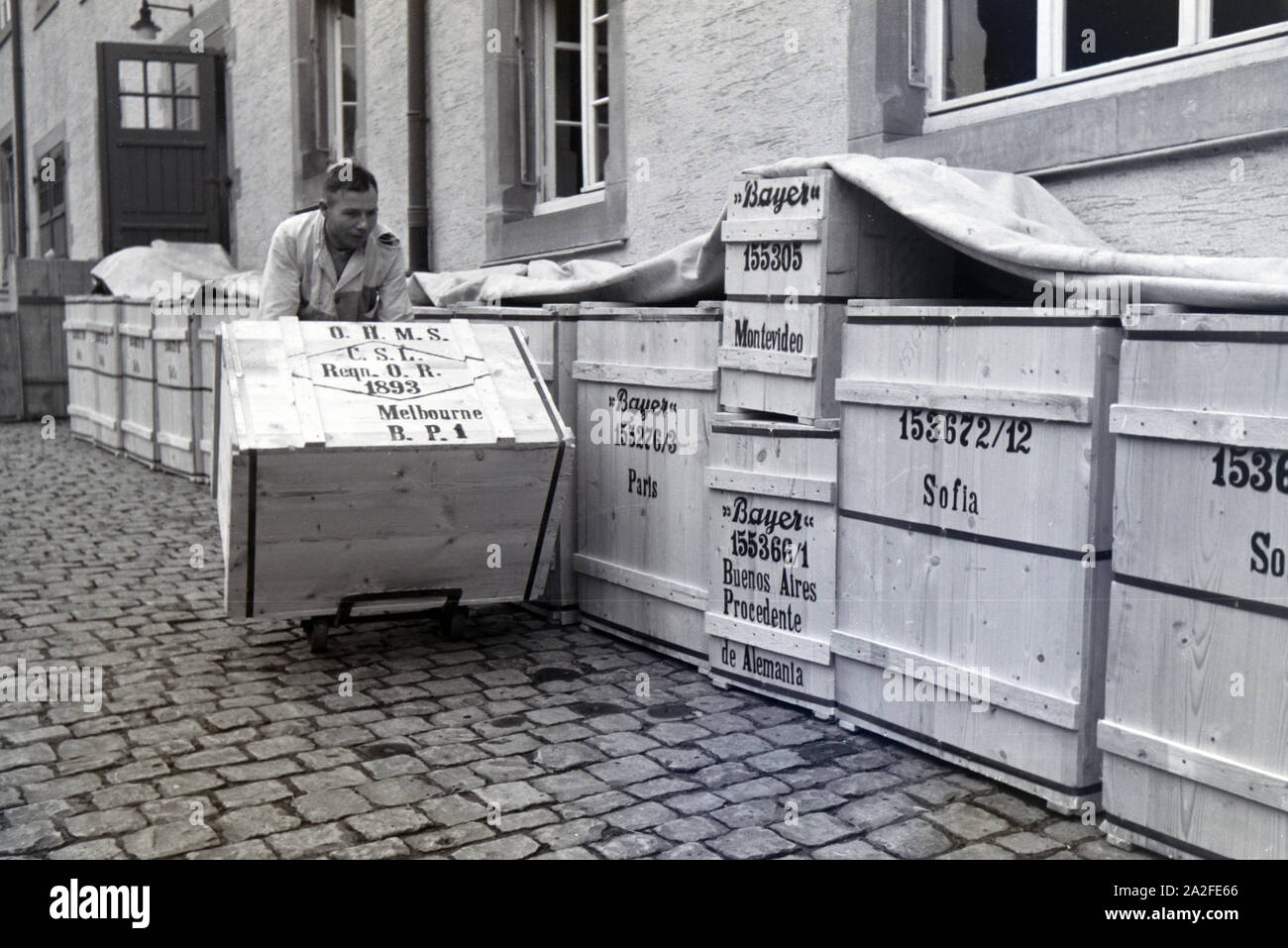 Ein Mitarbeiter der Behringwerke transportiert Sterben für den Versand abgepackten Kisten mit Medikamenten, Marburg, Deutschland 1930er Jahre. Ein Mitarbeiter der Behringwerke Transport boxen mit verpackten Medikamente für den Versand, Marburg bereit, Deutschland 1930. Stockfoto