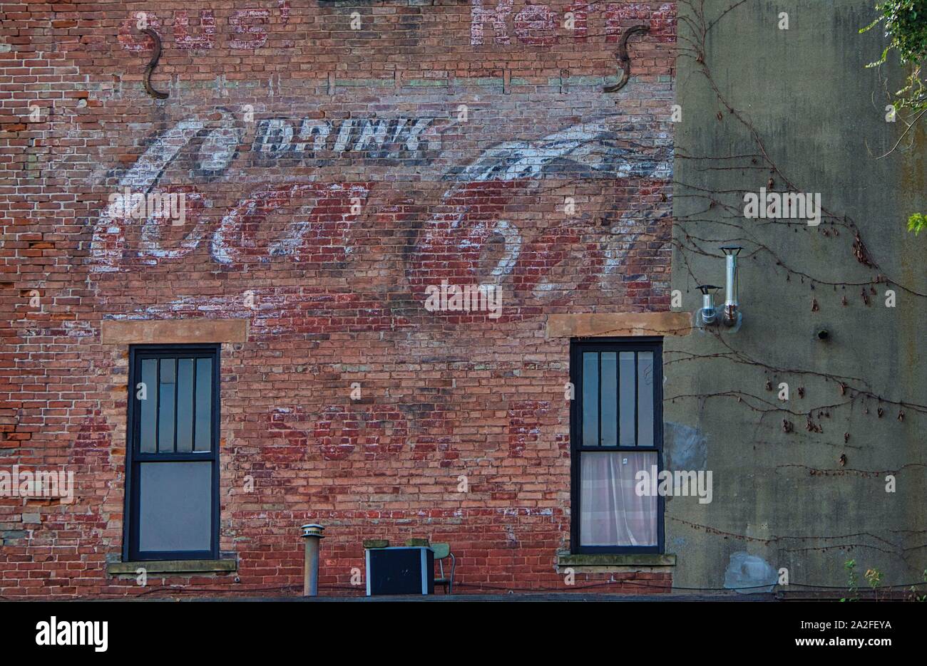 Alte verblasst Cola Schild an die Wand gemalt Stockfoto