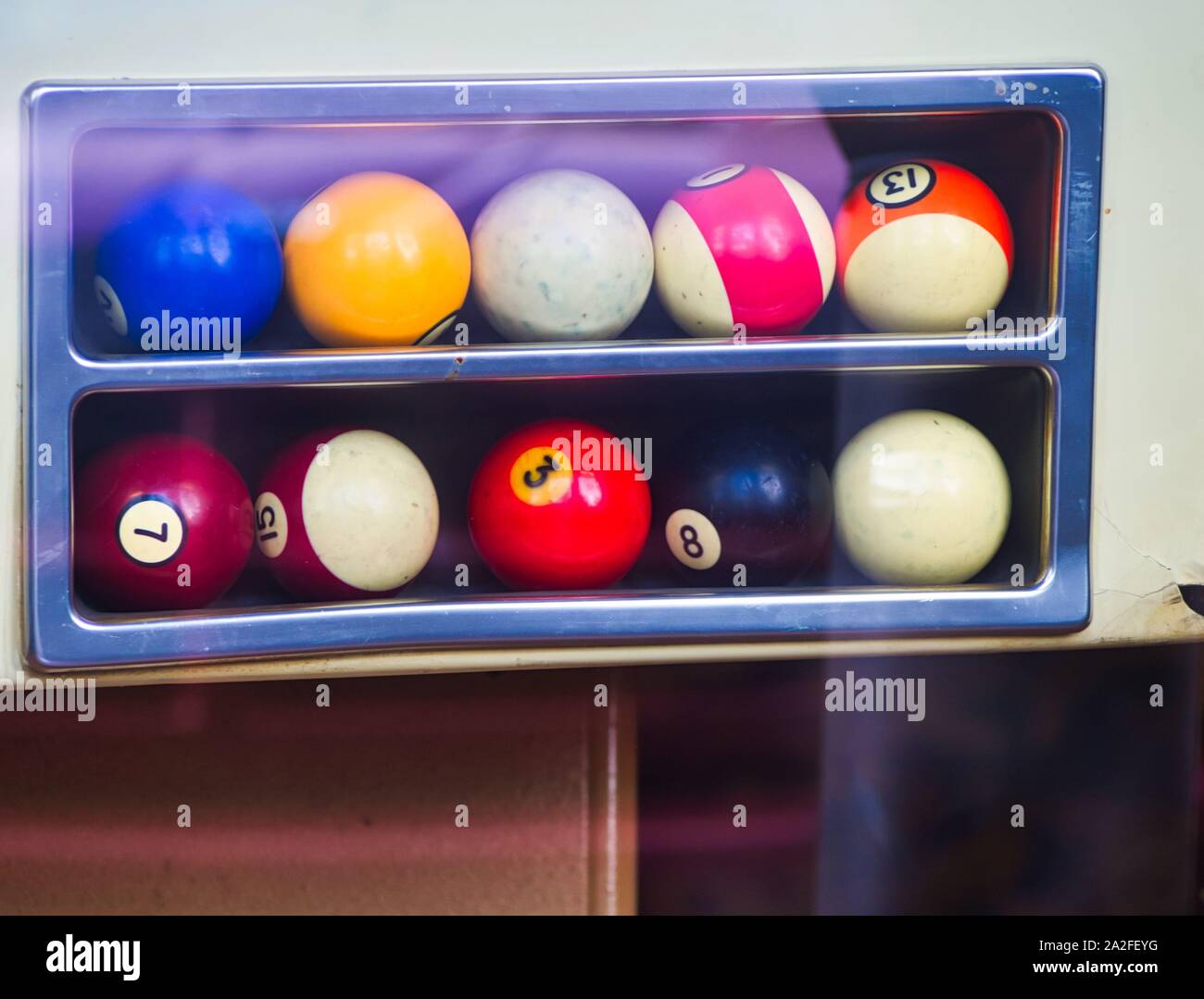 Pool Kugeln hinter Glas Stockfoto