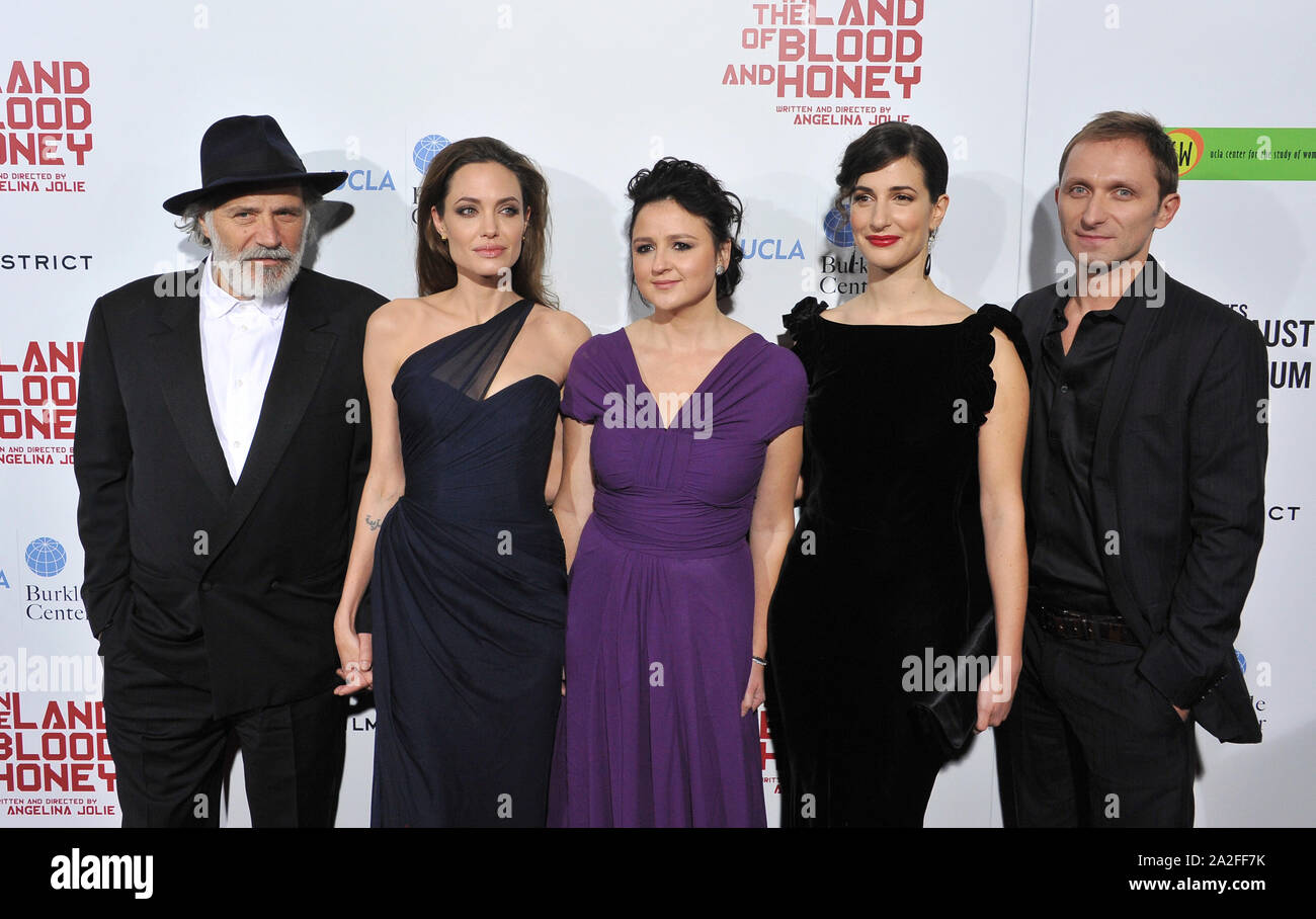 LOS ANGELES, Ca. Dezember 08, 2011: LtoR: Rade Serbedzija, Angelina Jolie, Vanesa Glodjo, Zana Marjanovic & Goran Kostic am Los Angeles Premiere ihres neuen Films "Im Land der Blut und Honig" am ArcLight Theater, Hollywood. © 2011 Paul Smith/Featureflash Stockfoto