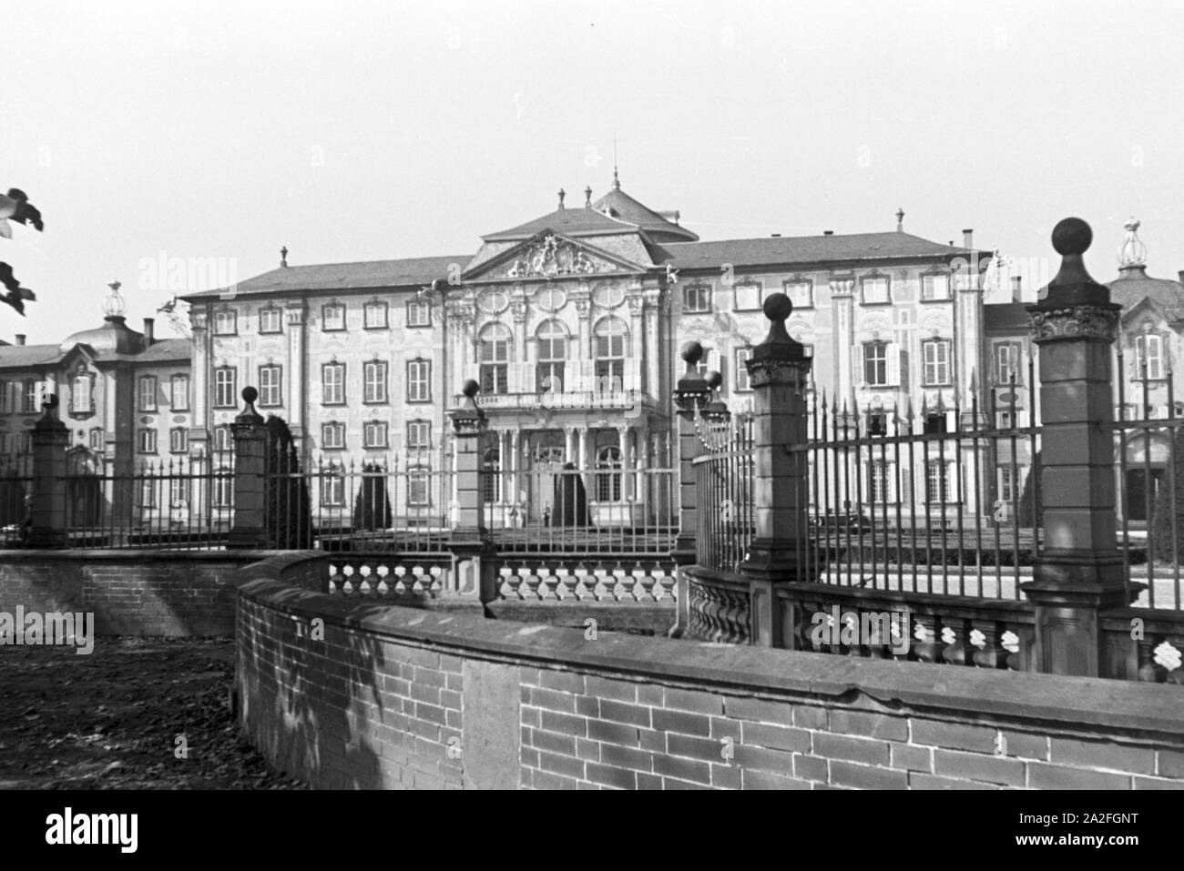 Die ehemalige Residenz der Fürstbischöfe von Speyer Schloss Bruchsal, Deutschland 1930er Jahre. Die ehemalige Residenz der Fürstbischöfe von Speyer, das Bruchsaler Schloss, Deutschland 1930. Stockfoto