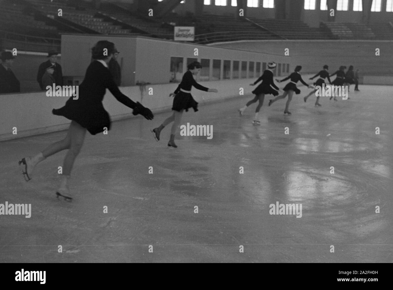 Eine Gruppe der Hitlerjugend beim Training in einem Dortmunder Eisstadion unter der Leitung vom österreichischen Eiskunstläufer und Olympiasieger Karl Schäfer, Deutschland 1930er Jahre. Eine Gruppe von Hitler Jugend Mitglieder während einer Ausbildung, trainiert durch die Österreichische figureskater und Olympiasieger Karl Schäfer in einem Eisstadion in Dortmund, Deutschland 1930. Stockfoto