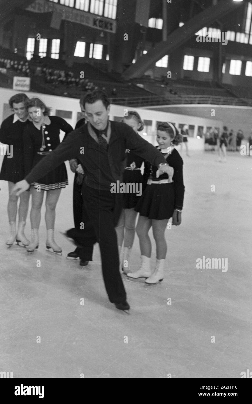 Der österreichische Eiskunstläufer und Olympiasieger Karl Schäfer beim Training einer Gruppe der Hitlerjugend in einem Dortmunder Eisstadion, Deutschland 1930er Jahre. Die Österreichische figureskater und Olympiasieger Karl Schäfer bei einer Schulung einer Gruppe von Hitler Jugend Mitglieder in einem Eisstadion in Dortmund, Deutschland 1930. Stockfoto