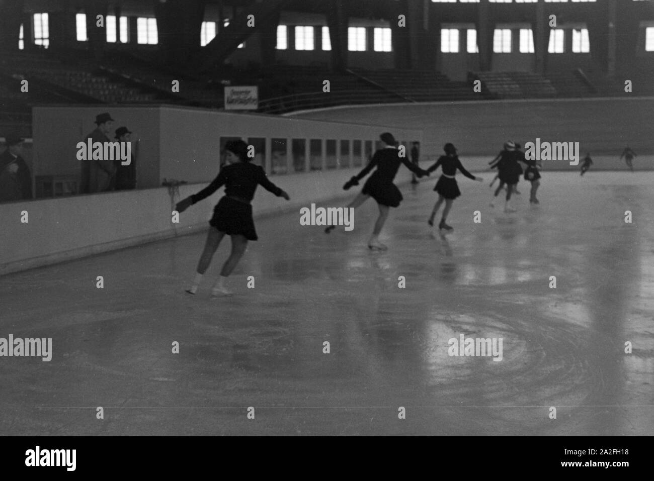 Eine Gruppe der Hitlerjugend beim Training in einem Dortmunder Eisstadion unter der Leitung vom österreichischen Eiskunstläufer und Olympiasieger Karl Schäfer, Deutschland 1930er Jahre. Eine Gruppe von Hitler Jugend Mitglieder während einer Ausbildung, trainiert durch die Österreichische figureskater und Olympiasieger Karl Schäfer in einem Eisstadion in Dortmund, Deutschland 1930. Stockfoto