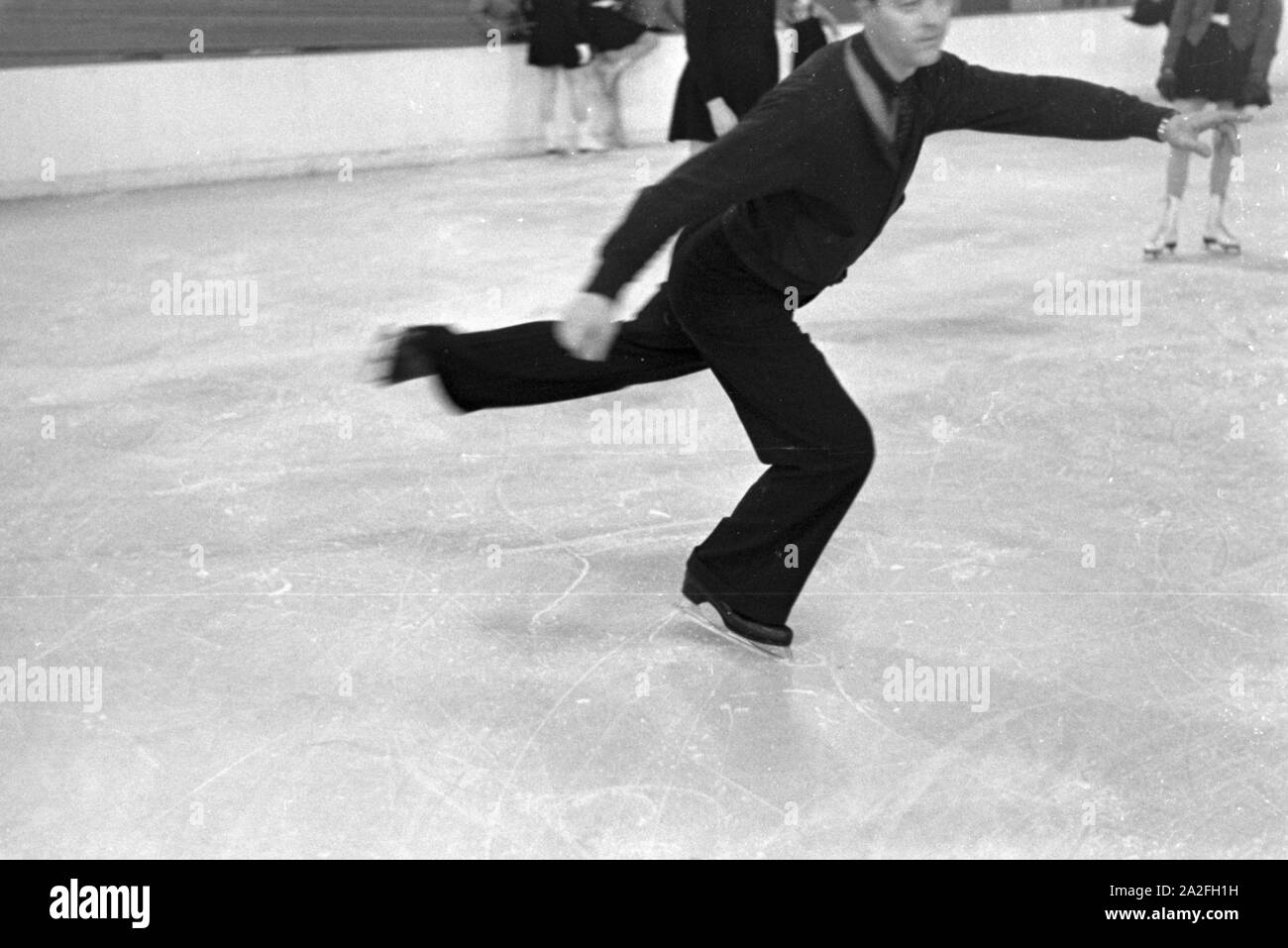 Der österreichische Eiskunstläufer und Olympiasieger Karl Schäfer beim Training einer Gruppe der Hitlerjugend in einem Dortmunder Eisstadion, Deutschland 1930er Jahre. Die Österreichische figureskater und Olympiasieger Karl Schäfer bei einer Schulung einer Gruppe von Hitler Jugend Mitglieder in einem Eisstadion in Dortmund, Deutschland 1930. Stockfoto