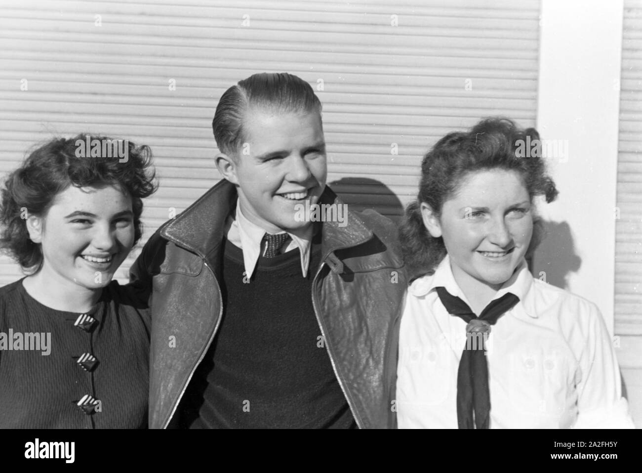 Porträt von jungen Hitlerjugend und Bund Deutscher Mädel Mitgliedern und Teilnehmern des Trainings vom österreichischen Eiskunstläufer und Olympiasieger Karl Schäfer in Dortmund, Deutschland 1930er Jahre. Portrait der junge Hitler Jugend / Bund Deutscher Mädchen Mitglieder und Teilnehmer eines Ice Skating Training trainiert durch die Österreichische figureskater und Olympiasieger Karl Schäfer, Deutschland 1930. Stockfoto