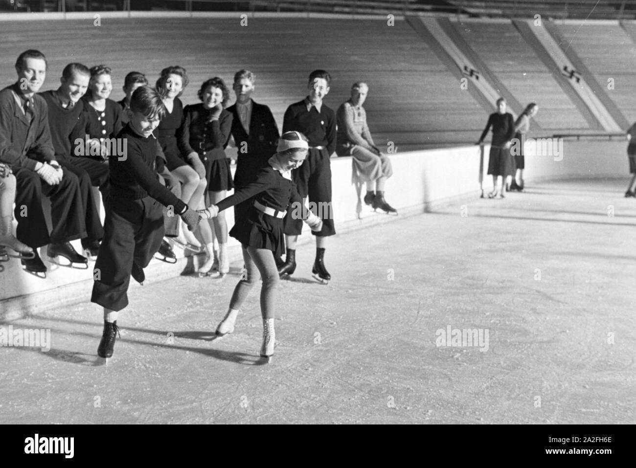 Eine Gruppe der Hitlerjugend beim Training in einem Dortmunder Eisstadion unter der Leitung vom österreichischen Eiskunstläufer und Olympiasieger Karl Schäfer, Deutschland 1930er Jahre. Eine Gruppe von Hitler Jugend Mitglieder während einer Ausbildung, trainiert durch die Österreichische figureskater und Olympiasieger Karl Schäfer in einem Eisstadion in Dortmund, Deutschland 1930. Stockfoto