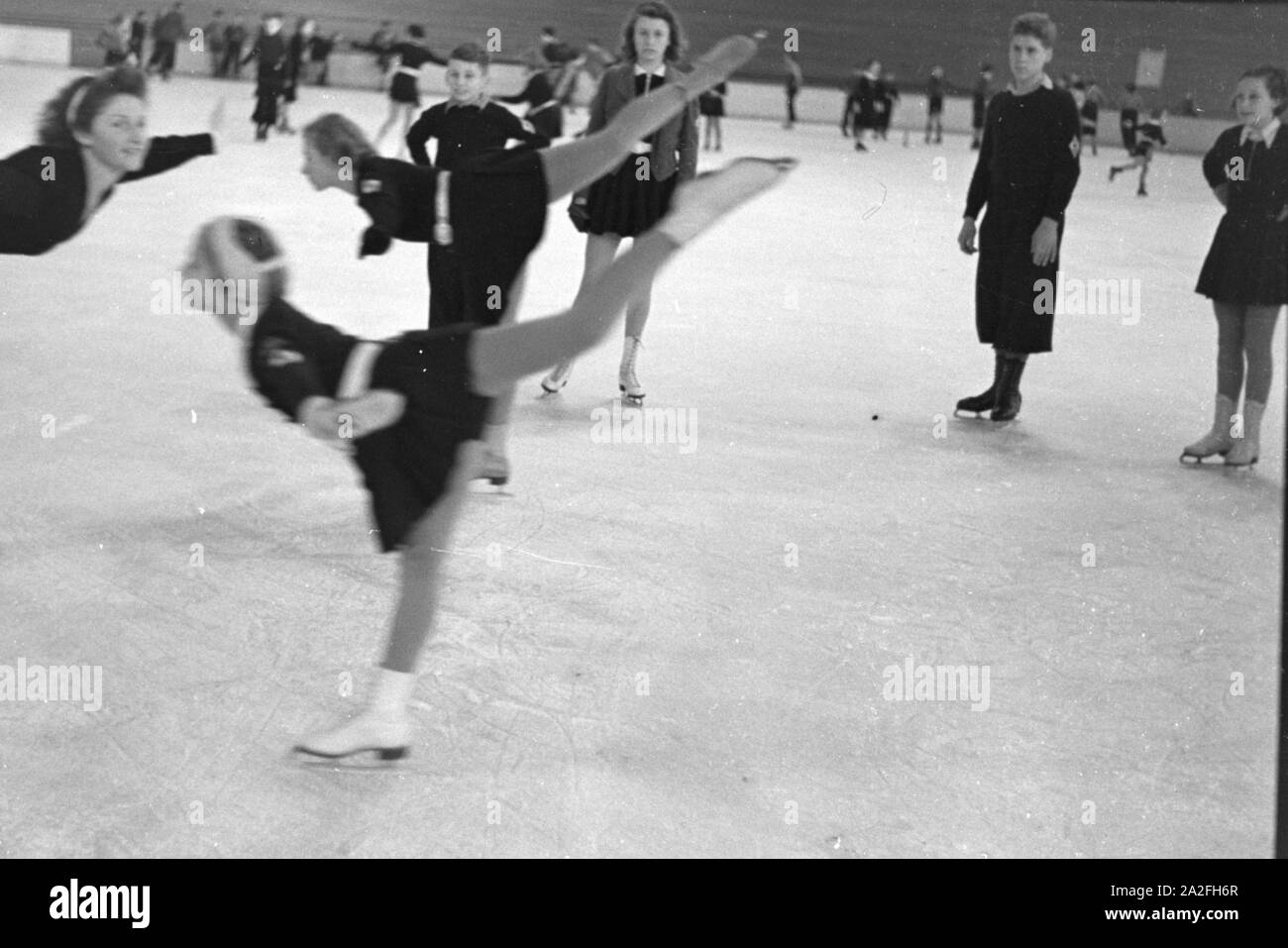 Eine Gruppe der Hitlerjugend beim Training in einem Dortmunder Eisstadion unter der Leitung vom österreichischen Eiskunstläufer und Olympiasieger Karl Schäfer, Deutschland 1930er Jahre. Eine Gruppe von Hitler Jugend Mitglieder während einer Ausbildung, trainiert durch die Österreichische figureskater und Olympiasieger Karl Schäfer in einem Eisstadion in Dortmund, Deutschland 1930. Stockfoto