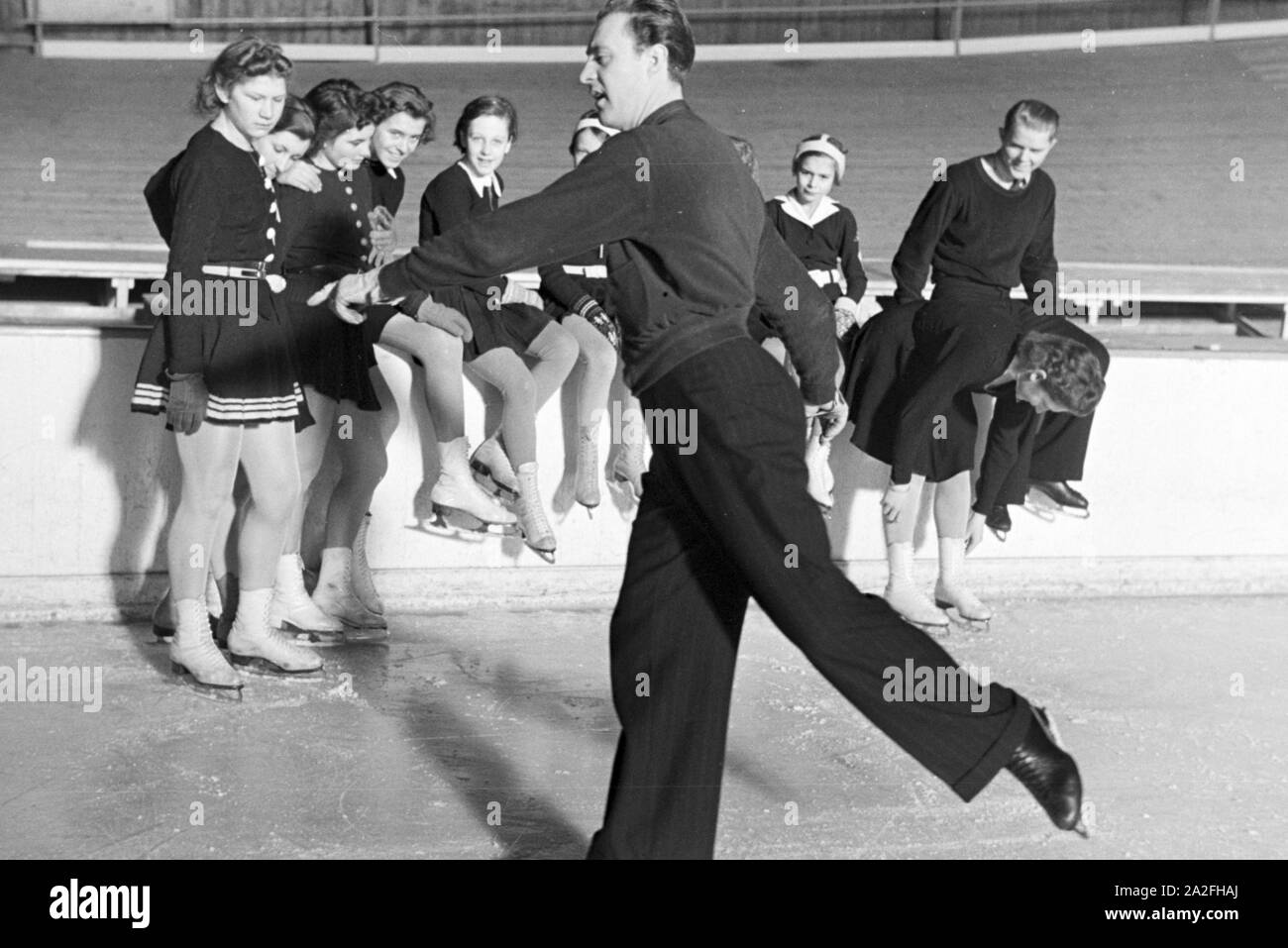 Der österreichische Eiskunstläufer und Olympiasieger Karl Schäfer beim Training einer Gruppe der Hitlerjugend in einem Dortmunder Eisstadion, Deutschland 1930er Jahre. Die Österreichische figureskater und Olympiasieger Karl Schäfer bei einer Schulung einer Gruppe von Hitler Jugend Mitglieder in einem Eisstadion in Dortmund, Deutschland 1930. Stockfoto