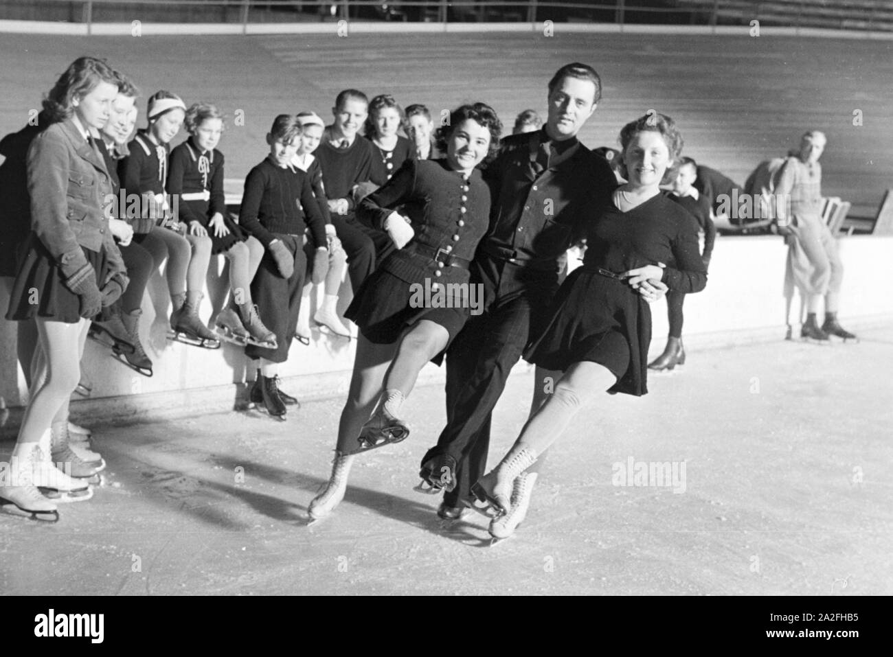 Eine Gruppe der Hitlerjugend beim Training in einem Dortmunder Eisstadion unter der Leitung vom österreichischen Eiskunstläufer und Olympiasieger Karl Schäfer, Deutschland 1930er Jahre. Eine Gruppe von Hitler Jugend Mitglieder während einer Ausbildung, trainiert durch die Österreichische figureskater und Olympiasieger Karl Schäfer in einem Eisstadion in Dortmund, Deutschland 1930. Stockfoto