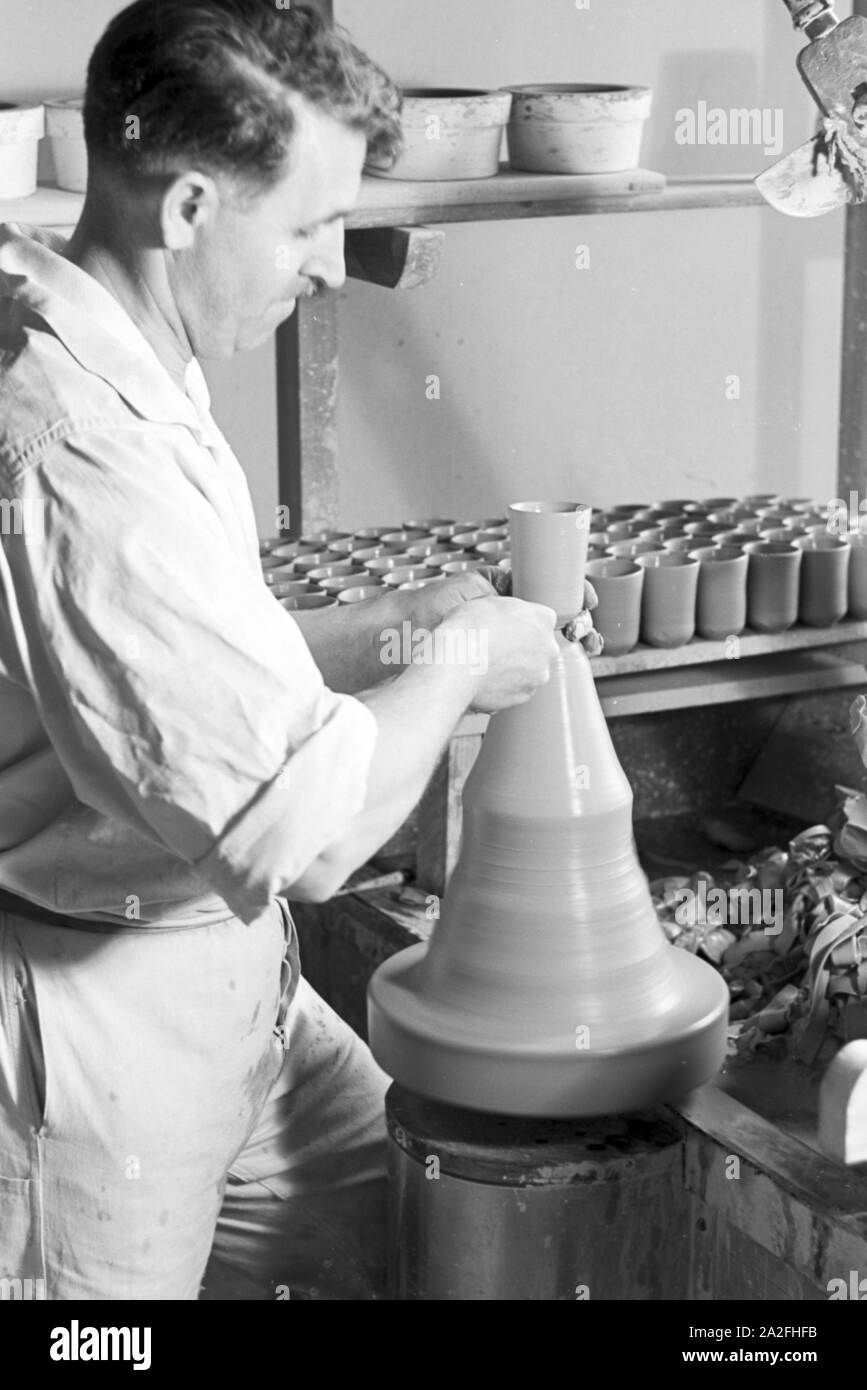 Ein Töpfer der Staatlichen Porzellanmanufaktur Berlin bei der Arbeit an der Töpferscheibe, Deutschland 1930er Jahre. Ein Potter der Staatlichen Porzellanmanufaktur Berlin arbeiten an der Töpferei Rad, Deutschland 1930. Stockfoto