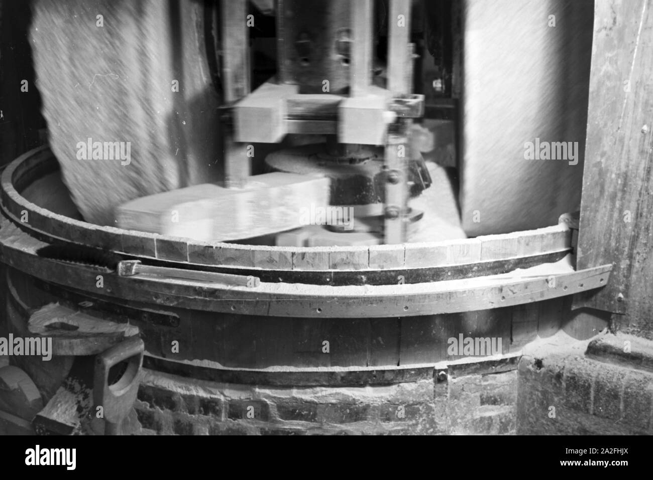 Eine Trommelmühle in der Staatlichen Porzellanmanufaktur Berlin beim Feinmahlen der Rohstoffe, Deutschland 1930er Jahre. Eine Mühle in der Staatlichen Porzellanmanufaktur Berlin Schleifen der Rohstoffe, Deutschland 1930. Stockfoto