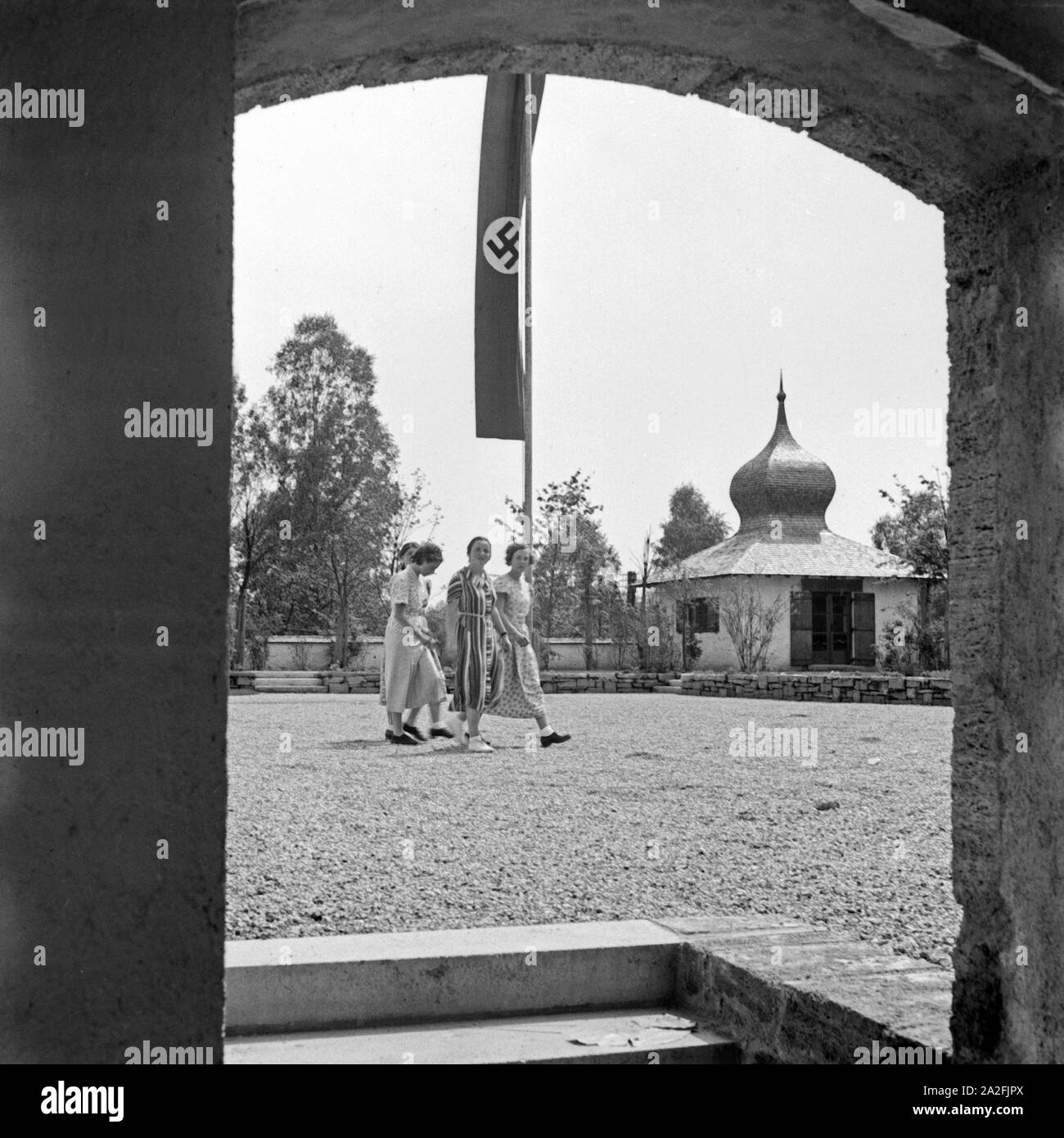 BdM-Mädchen gehen spazieren auf dem Hof der Haushaltungsschule Greifenberg, Deutschland 1930er Jahre. BdM-Mädchen flanieren durch die das Courtyard der Hauswirtschaft Schule in Greifenberg, Deutschland 1930. Stockfoto