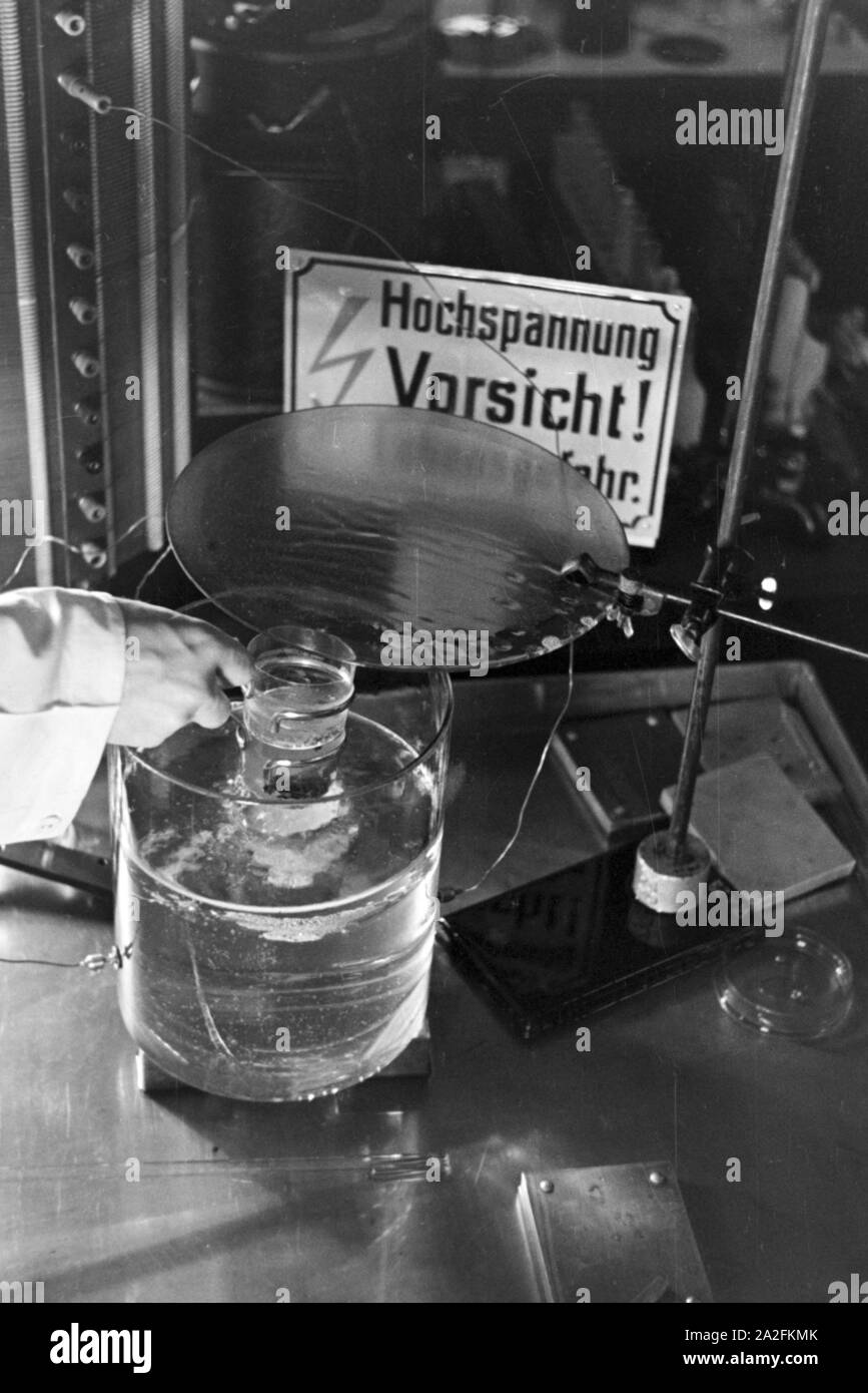 Versuchsanordnung in einem Labor für Chemie, Deutschland 1930er Jahre. Versuchsanordnung zu einem Chemielabor, Deutschland 1930. Stockfoto