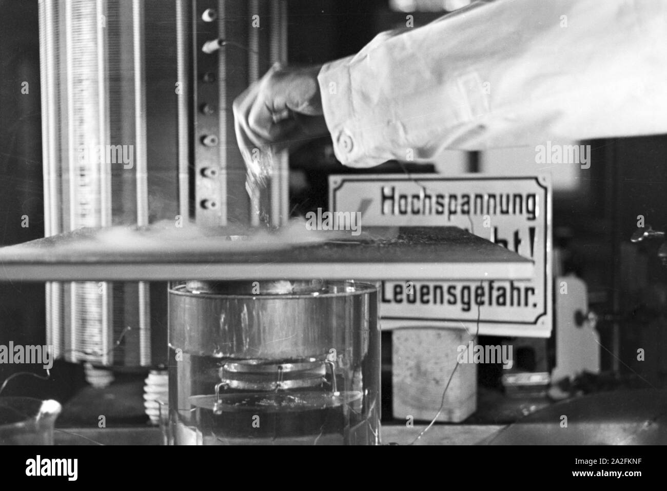 Versuchsanordnung in einem Labor für Chemie, Deutschland 1930er Jahre. Versuchsanordnung zu einem Chemielabor, Deutschland 1930. Stockfoto