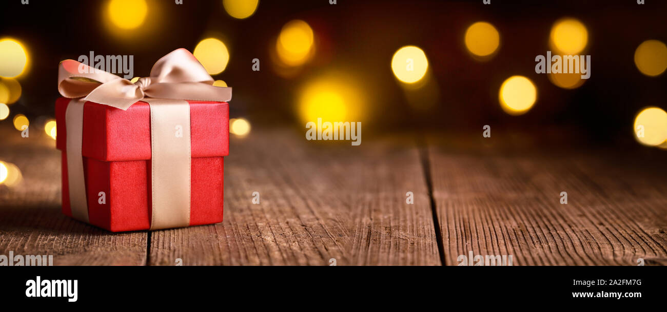 Weihnachten Geschenk am festlichen Hintergrund Stockfoto
